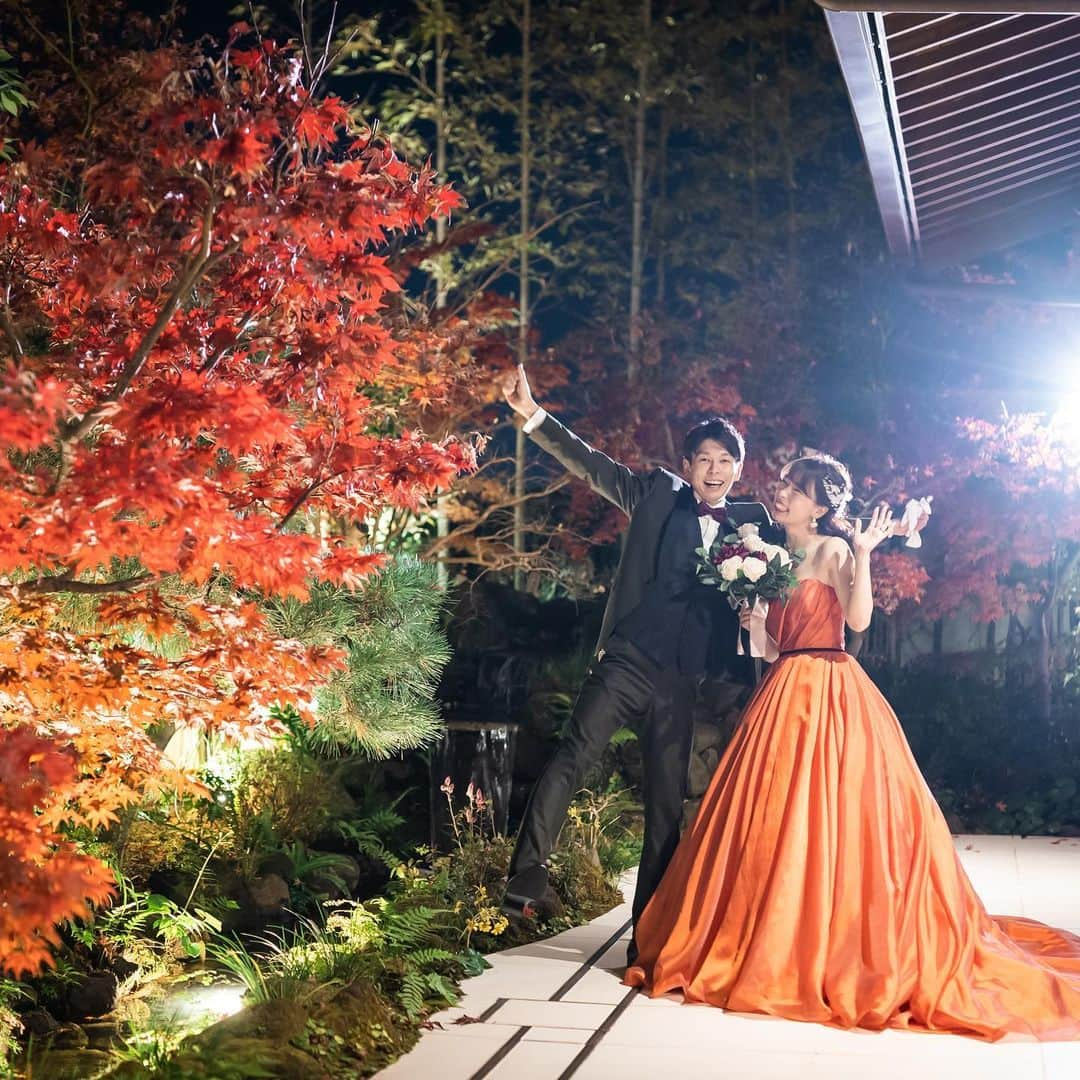 KIYOMIZU京都東山 公式さんのインスタグラム写真 - (KIYOMIZU京都東山 公式Instagram)「. 大学時代にお付き合いをスタートさせたおふたり。 結婚式にお越しくださる方は、共通の友人も多く おだやかでほっこりとした時間をゲストに過ごしてほしい  家族や今までお世話になった方への感謝の気持ちが 少しでも伝わるような結婚式になればと 準備をすすめてこられました  【CEREMONY】 「これまで育ててくれたご両親へ 感謝の気持ちを伝えたい」と 親御様参加の演出を取り入れました。 新郎様はお母様よりジャケットセレモニーを 新婦様はお母様にベールダウン・お父様にエスコートを頼み 親御様へいままでの感謝を込めて セレモニーをすすめました  【PARTY】 今までお世話になった親しい人たちばかりだからこそ 堅苦しくなく穏やかであたたかい時間が過ごせるように 歓談や、各卓写真のようなゲストと ゆっくりお話できる時間を長く、 友人スピーチでは懐かしい思い出話を… 思い出話に花を咲かせ、あたたかく ほっこりとした時間になりました  また、ゲストと盛り上がる演出として ドレス色あてクイズを開催！ 再入場前に色とりどりのペンライトをもっていただき おふたりをお迎え。 正解は【オレンジ】ということで 曲は【オレンジレンジ】を使用！ BGMより会場も盛り上がり、 おふたりもキラキラの笑顔で登場し 一気に会場の温度が上がりました！  ----------------------  @kiyomizu_kyoto_higashiyama をフォローし 【#kiyomizu京都東山】で検索してくださいね❖  #スタイルズ花嫁 #KIYOMIZU京都東山 #KIYOMIZU花嫁 #ブライダルハウスtutu #シェアーズヘアメイク #京都花嫁 #京都結婚式 #京都婚 #京都結婚式場 #卒花嫁 #プレ花嫁 #結婚式レポ #披露宴レポ #結婚式レポ #結婚式演出 #結婚式ムービー #エンドロール #エンドロールムービー #秋婚 #冬婚」4月22日 20時08分 - kiyomizu_kyoto_higashiyama