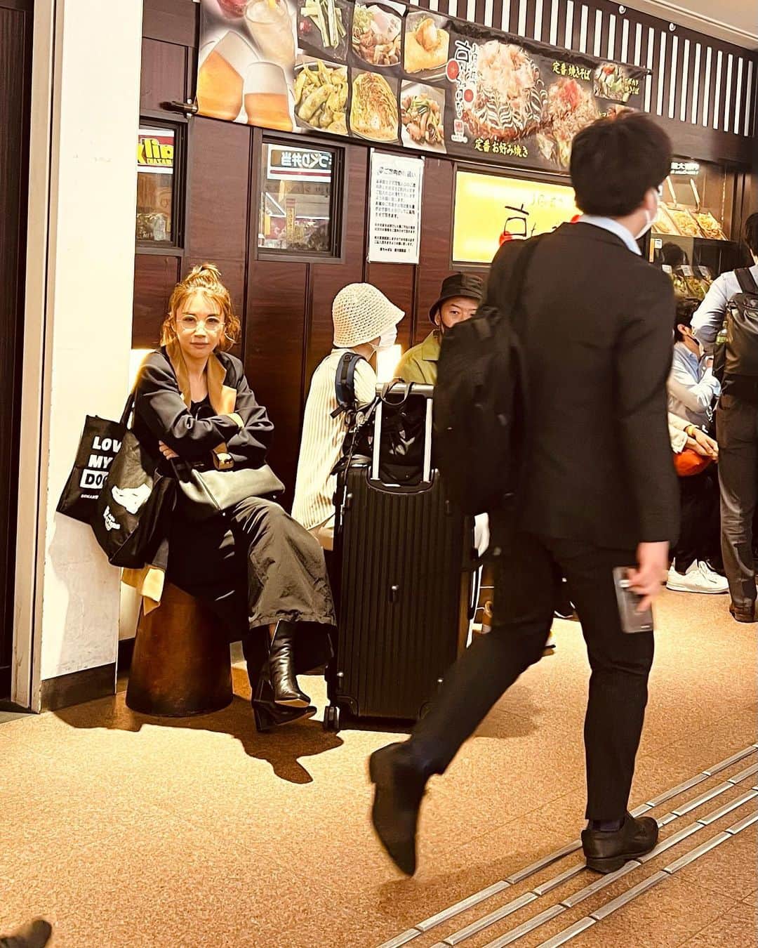 鈴木紗理奈のインスタグラム：「京ちゃばなのトマトお好み焼きが 食べたくて新大阪駅で40分並んだ。  帰宅ラッシュ時ですんごい人の数が通り過ぎるので、 待ってる間今夜から放送するめちゃくちゃ面白いドラマ 「Dr.チョコレート」家帰って観てね〜❗️ って一人一人にドラマの宣伝したかったけど、迷惑極まりないのでやめておいた笑  この後22時から〜‼︎」