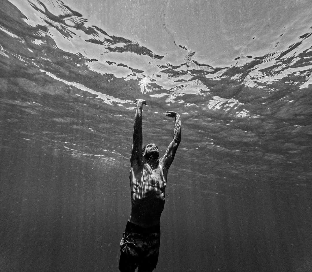 マーロン・テシェイラのインスタグラム：「Was at the sea where I learned.  "You must find the place inside yourself where nothing is impossible, where the peace & love overflow.” 🍯   HERE & NOW. 🐟 You are the sea. 💙 Sea of peace. 🤍 Sea of love. ❤️  Foi no mar que aprendi. 💙🐚💦  “Que você precisa encontrar dentro de você, o lugar onde nada é impossível.”   Onde a PAZ & o AMOR transbordam. 🍯  AQUI & AGORA. 🐟 Você é o MAR. 💙 Um mar de PAZ. 🤍 Um mar de AMOR. ❤️  📸 Quando o @kaiquephoto está junto no mar. ✨🍀💫  —- 🎩…Peace&Light…♻️ —-  #Mentawaii #MeninoDoMar #Amar #Profundo #Mar」