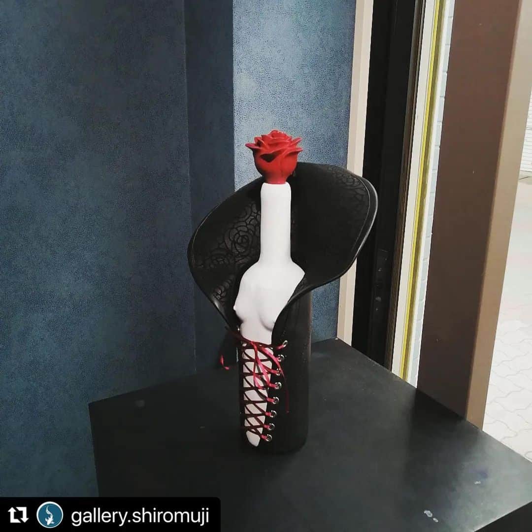 のインスタグラム：「#Repost @gallery.shiromuji  リポストさせていただきます🌹 期間中、 ぜひに御御足お運びくださいませね。  ・・・ 現在開催中の造形作家の石丸運人さん @suigeikan の個展では、コルセットデザイナーのMidorikawa Miranoさん @midorikawa_mirano とのコラボ作品も展示しております。  ボトルコルセットは売約の入っているものもございますが、会期終了までは継続して展示しておりますので、ぜひご高覧ください。  お持ち帰りいただけるオリジナルグッズのご用意もございます。 各種サイズのTシャツ、トートバッグはお手に取ってご覧ください。  Midorikawa Miranoさんには、29日に在廊していただける予定です。  石丸さんとお話されたい方は、本日は15時以降にお待ちしております。  ---------------------  Kazuto Ishimaru Exhibition　 石丸運人 展  4月19日(水)〜4月30日(日) 12:00〜19:00  月曜・火曜休廊  ギャラリーしろむじ 東京都台東区台東3-28-1 佐竹商店街内 www.shiromuji.com TEL: 0365553836  ---------------------」