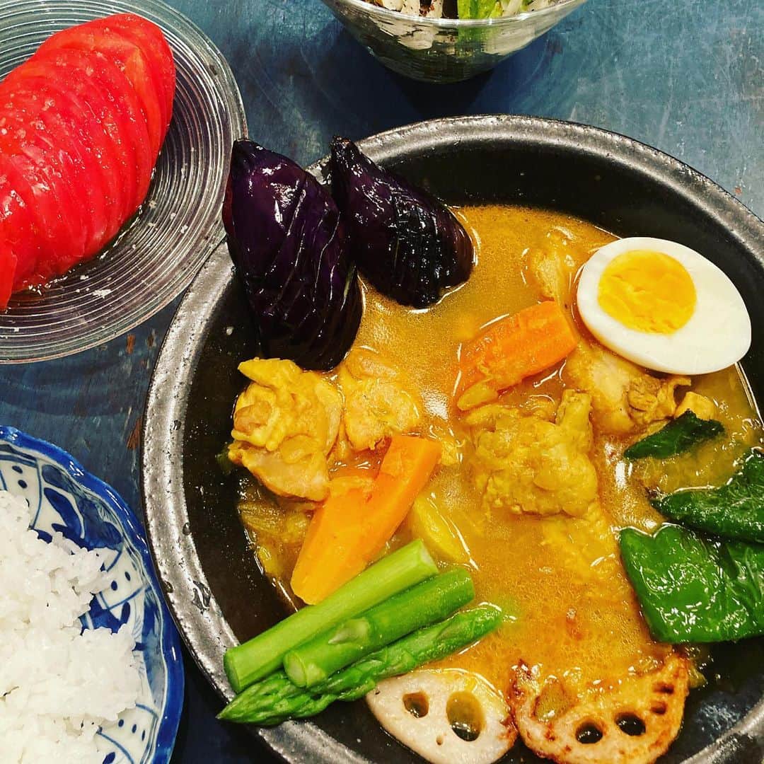 井上荒野のインスタグラム：「夫作。スープカレー。わーい。最近は「孤独のグルメ」で五郎が食べたものが数日後に出てくる率高し😆」