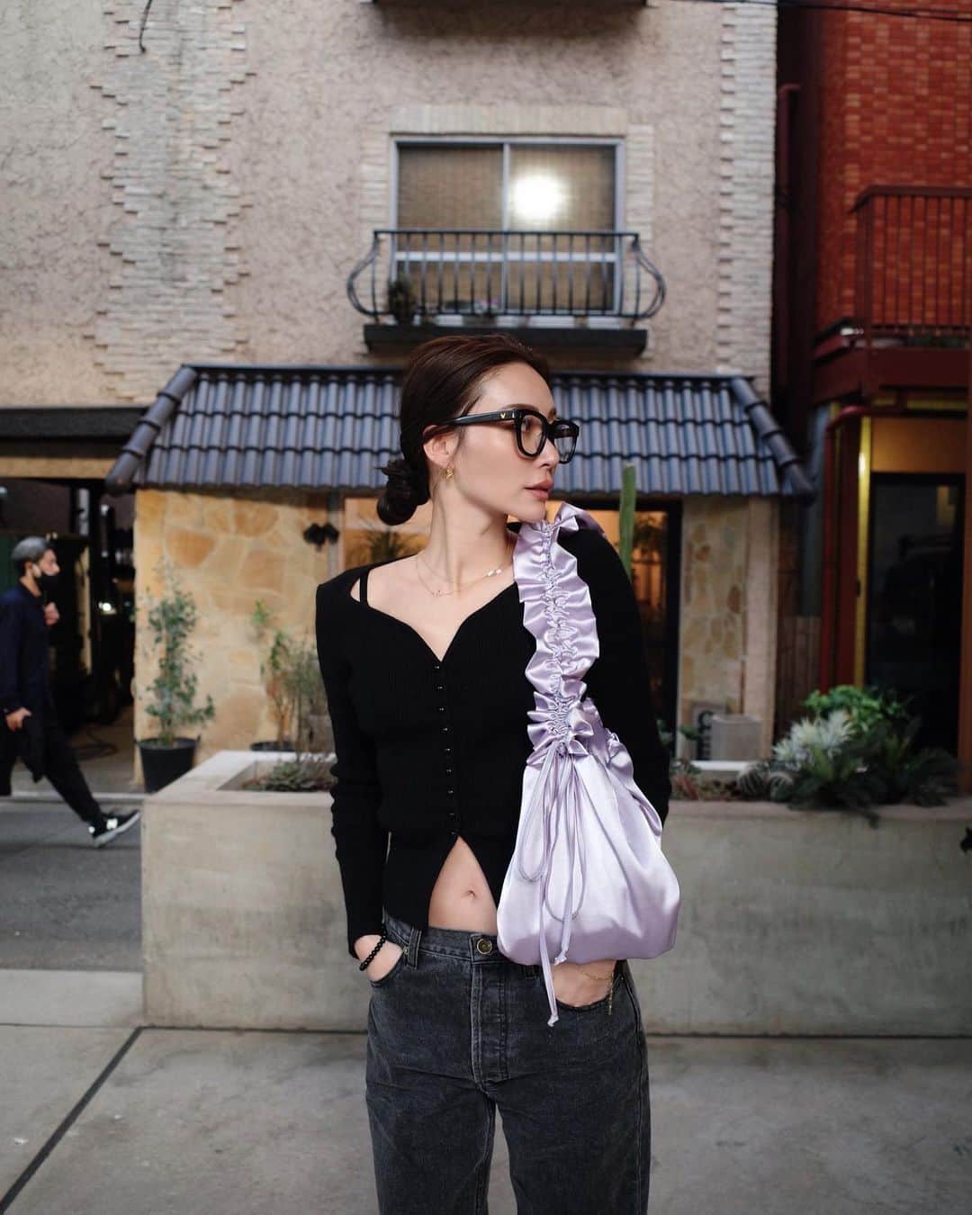 のインスタグラム：「今日はフリマ来てくれてありがとうございました🐥  久しぶりにお会いする方もいれば 初めましての方もおおくいらっしゃって とてもうれしかったですー🤍  今日の服  tops @room306contemporary  pants @searoomlynn_official  shoes @ys_theofficial @drmartens_japan  bag @searoomlynn_official  eye glasses @gentlemonster   #outfit #ootd #coordinate #fashion #room306contemporary #searoomlynn #ys #drmartens #drmartensstyle #gentlemonster」