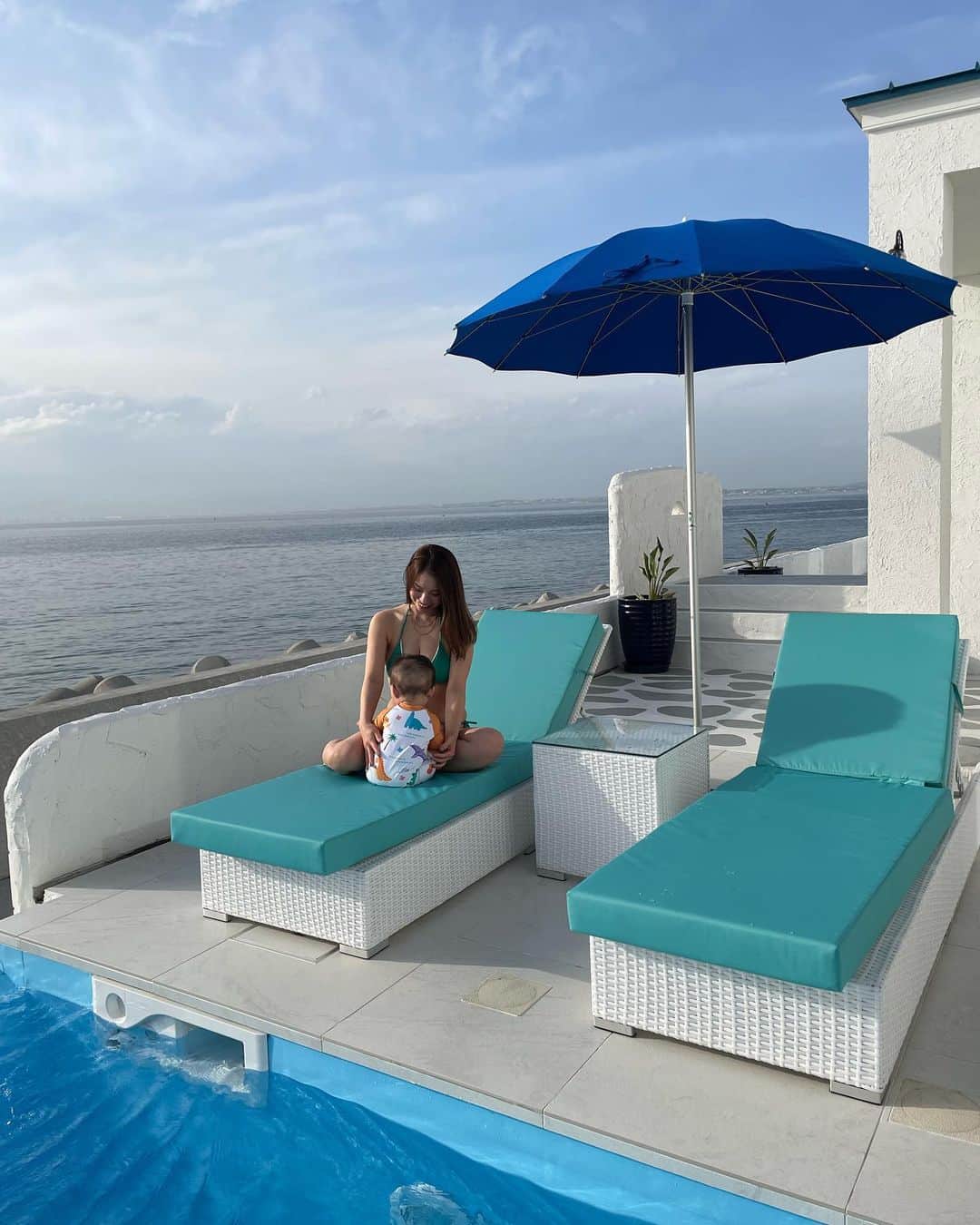 久松かおりのインスタグラム：「. @the_villa_santorini_awaji  🌴THE VILLA SANTORINI AWAJI . 今年出来たばかりの 一棟貸しヴィラに行ってきた🎶☺️ どこから見てもロケーション最高！ 家具や、アメニティ、細かいところまで こだわってて素晴らしすぎた👏✨ . まだ少し寒かったからプールには入れず😢 また暖かくなってきたらリベンジしたいな🎶 . どの部屋もかわいい、綺麗、映える！笑 まだまだ伝えたい事ありすぎの 良すぎたから またリールにあげます💓✌️✌️⤴︎ . 周りにも沢山新しく施設出来てたし、 淡路島盛り上がってた🙄✨✨✨ .」