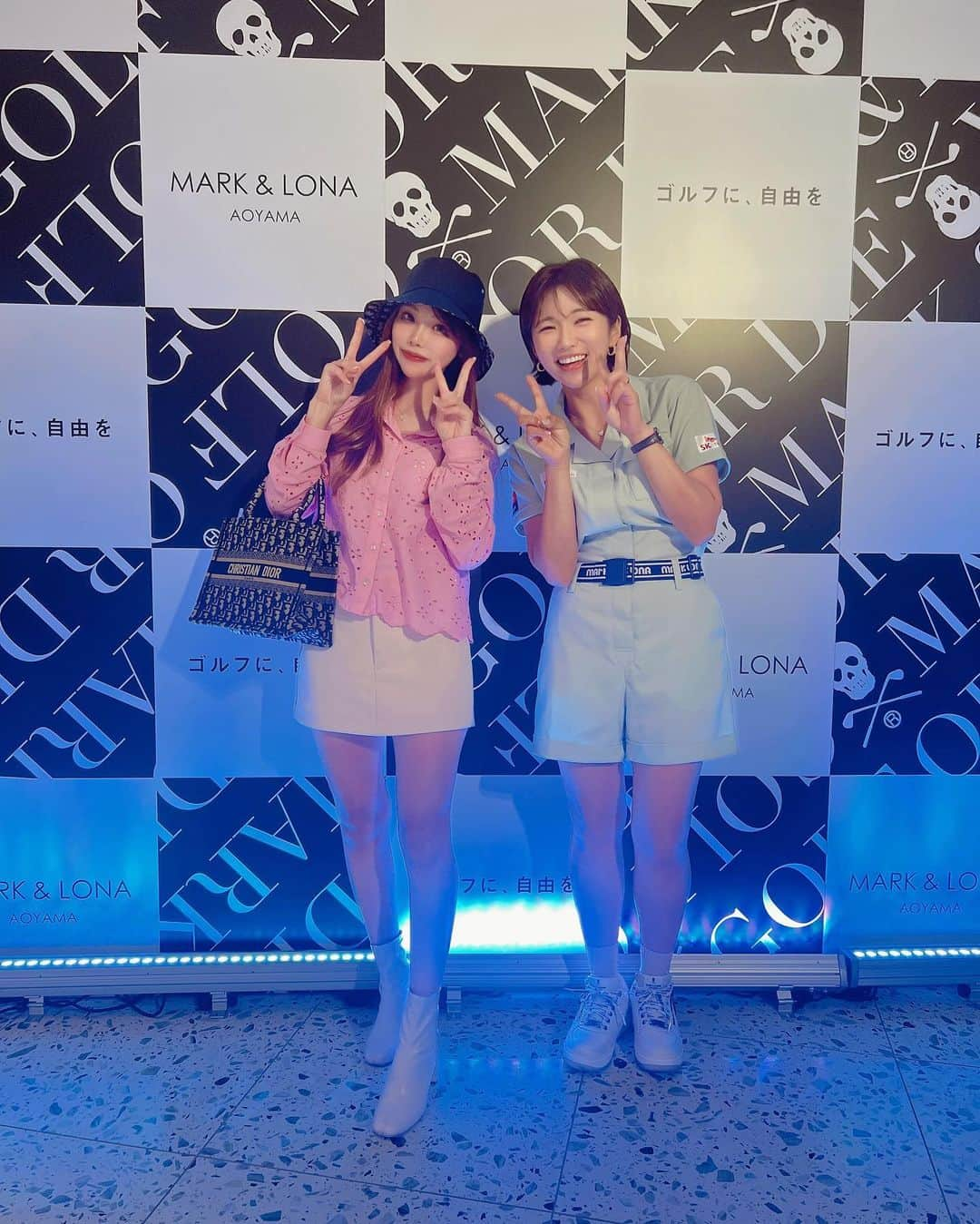 ちゃんしーさんのインスタグラム写真 - (ちゃんしーInstagram)「昨日は @markandlona 初の フラッグシップショップが 青山に4/22(土)オープンするとの事で レセプションパーティーに みみちゃんを誘って凸してきましたっ☠️💓💖  そして会場には @bomee.lee が来店されていて ちゃっかり写真撮ってもらっちゃった🥹💓 (※掲載許可頂きました。)  私たちといえばの「よいしょ~」も カメラマンさんが撮影してくれた🙏ww(3枚目参照)  マクロナ大好き民としては この派手派手感すきですっ🔥🔥 会場にはウェアのほかにも マクロナとコラボしたゴルフグッズや マカロンがあったりしてパクパクが止まらなかった←🤤💓  みみちゃんのお知り合いにもお会いできて 素敵な方でした🥰  ちなみに車で行ったけど 駐車場が周りに沢山あるから ゴルフ帰りに寄るのもありだねっ⛳️💖  お土産にタオルとコラボマカロンをいただけて 幸せなマクロナイト←でした💓☠️うまい。w  みみちゃんお付き合いありがとぉ🫶 @mimigolf0817  . . .  #ゴルフ女子#ゴルフ男子#ゴルフ初心者#ごるふ女子#ごるふ男子#ゴルフ女子初心者#ゴルフコーデ#ゴルフウェア#インスタゴルフ女子#デサゴルゴルファー#高尔夫#골프#美脚#美脚#脚やせダイエット#足痩せ#トレーニング#マクロナ#マークアンドロナ#マークアンドロナ青山#レセプション#マカロンタワー」4月22日 20時25分 - hime___golf