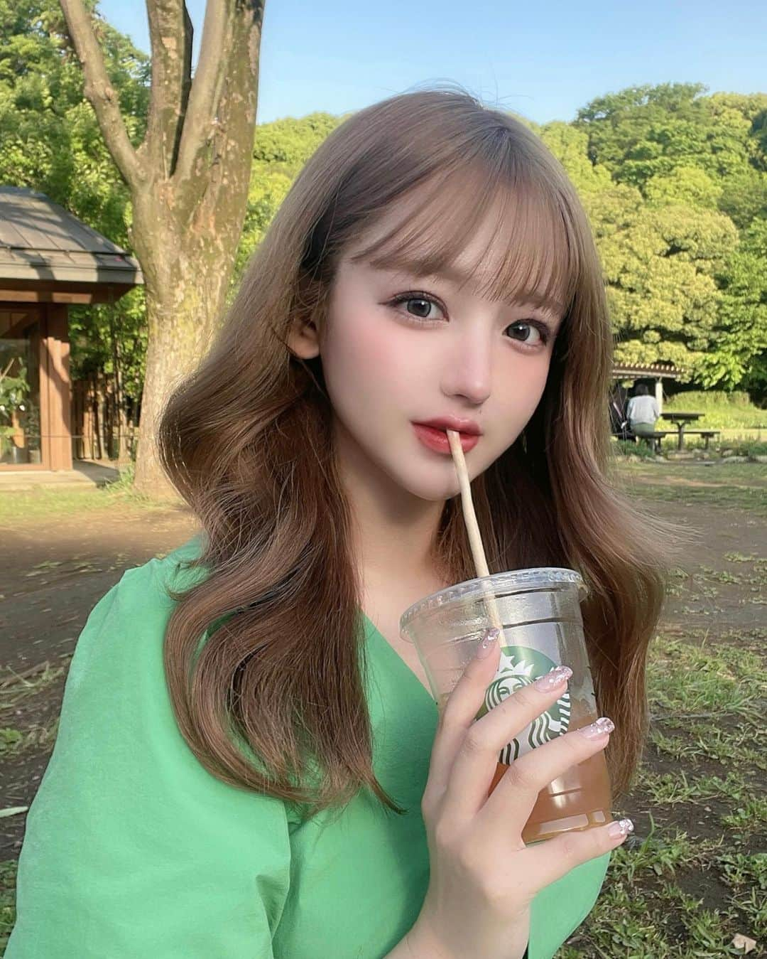 ひなこさんのインスタグラム写真 - (ひなこInstagram)「ピクニックした日🤍🍃春はゆずシトラスティー飲みたくなる🍋 この日のカラコンは韓国No.1カラコンの@olens.jp  色素薄い系メイクにぴったりで 普段グレー系のカラコンあんまりしないけど、 これは、派手すぎずかわいいからナチュラルに盛れる💞  #OLENS#オーレンズ#ダブルティント」4月22日 20時19分 - hnk165