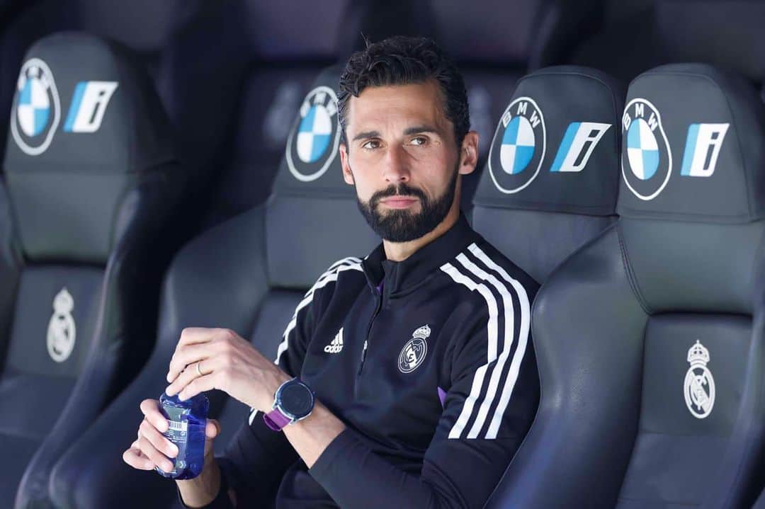 アルバロ・アルベロアのインスタグラム：「Hemos salido a jugar cada día conscientes de la responsabilidad y la exigencia que nos demanda el escudo que llevamos cosido al pecho.  Mañana volveremos a hacerlo con la misma ilusión y la misma ambición que en los cuarenta partidos anteriores.  ¡A por ello! 🚣🏻💪🏼🚀」