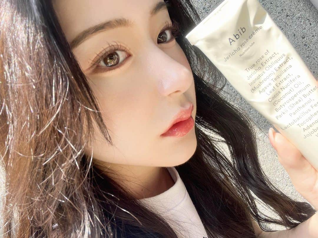 加藤美南のインスタグラム：「私のスキンケアはよく聞かれますが1年中寝る前とメイク前の保湿はだいすきなAbib復活草クリーム。本当にこのくらいのこっくりしたクリームなのにベタつかないで保湿力抜群でこれがない生活は暫くしてないです🥸 そしてパックも美容液も好きで勝手にインスタに載せていたら今回Abibさんとコラボさせて頂くことになりました！ 詳細はインスタストーリーに載せてるので是非見てみてくださいっ コラボ特別価格で破格すぎて我ながらびっくりです🧐  #abib #アビブ #スキンケア」