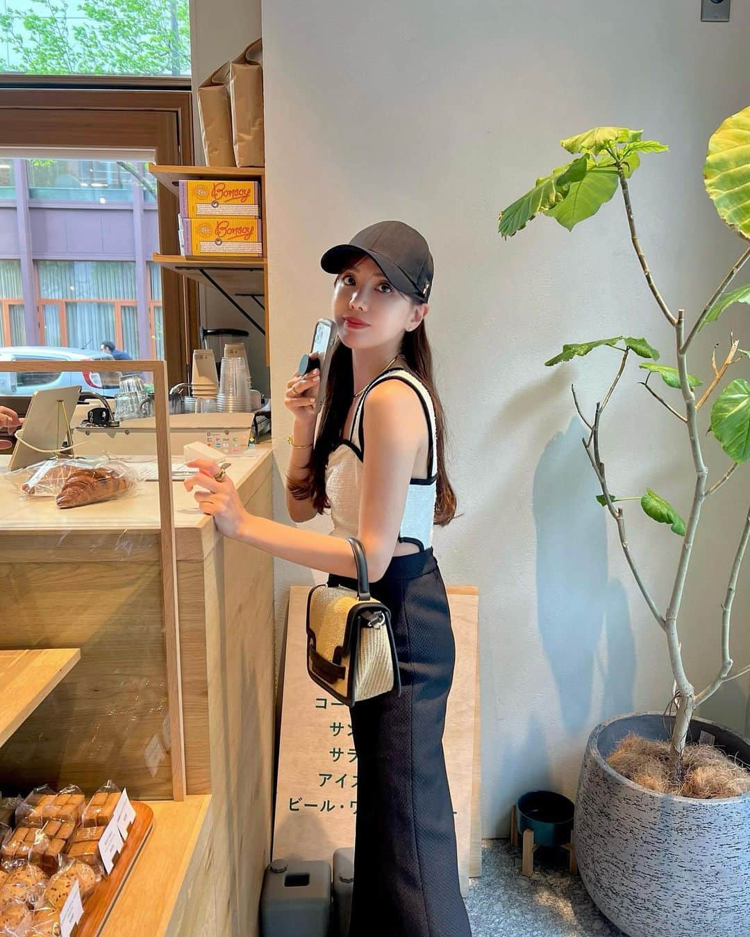 Aoiのインスタグラム：「日本橋カフェ活☕️ @knag_kabutocho   オールインワンは　@hdxuly　✨ 韓国アイドルっぽい！かわいい！という理由だけでGETしたこちら。笑 トップスとパンツ分かれて使えるのも嬉しいポイント😌  #hdxuly #ハディクリー #オールインワン#キャップ#韓国ファッション #夏コーデ#骨格ナチュラル #平均身長コーデ#パンツコーデ#tシャツコーデ #fashion#ootd#cordinate#大人カジュアル」