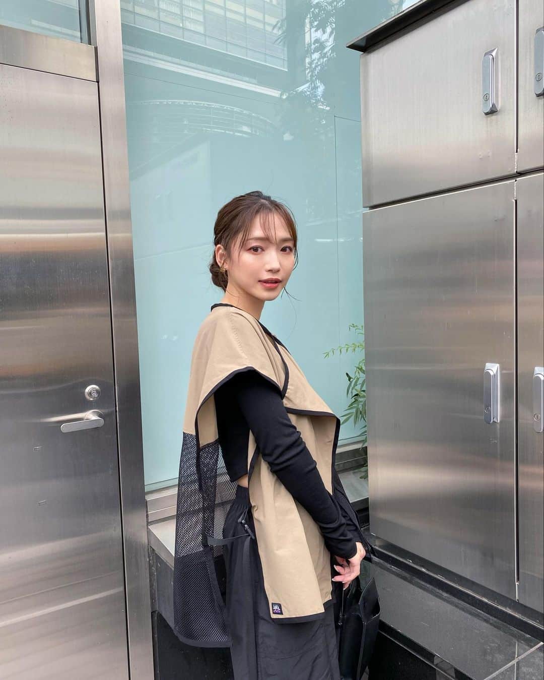 YUKIKOさんのインスタグラム写真 - (YUKIKOInstagram)「. メンズライクなカジュアルコーデ🖤 ミリタリーなベストにカーゴパンツ🫶🏻 緩くなりすぎないように インナーはタイト目で髪もまとめた🙆🏻‍♀️  アシンメトリーな感じで メッシュが使われてるのが可愛い🫣✨ @classicalelf_official カーキのMサイズだよ🌿  #クラシカルエルフ #classicalelf #エルフコーデ #タイアップ #java #ジャバ #zozo #zozotown #zozo購入品 #zozotown購入品 #ベスト #ドッキング #メンズライク #春服 #春コーデ」4月22日 20時32分 - 128yukinco
