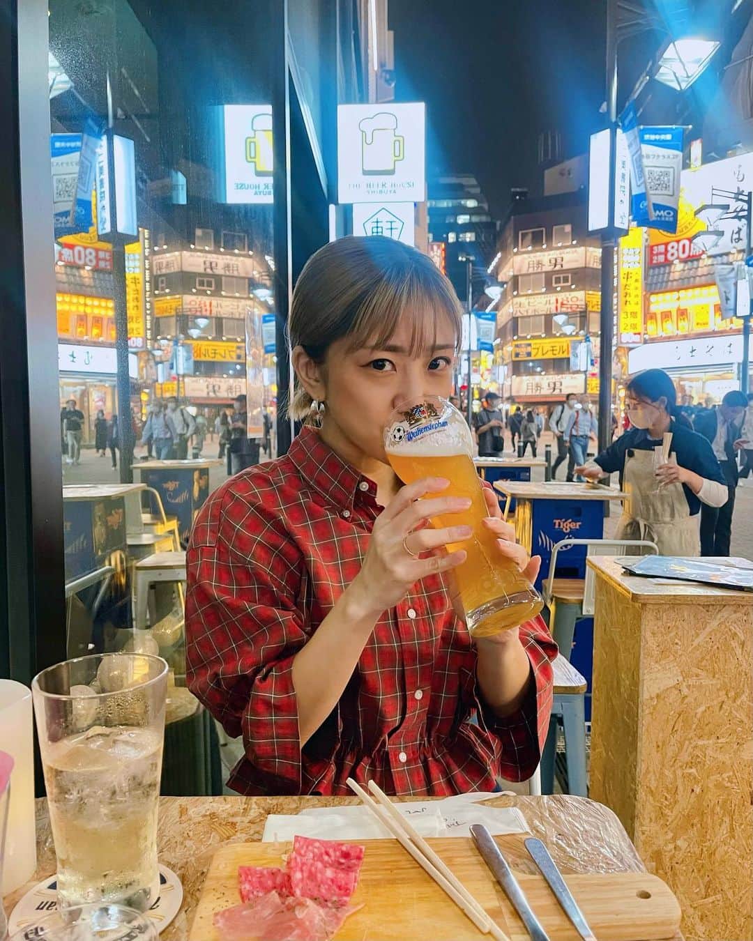 のインスタグラム：「映え。 ビールは飲めないが映えのために人のビール借りる夜。 お気に入りのRLリメイクシャツ着て♡ #beer#bar#terrace#tokyo#shibuya#rl#ralphlauren #shirt#weekend#thebeerhouse#古着#ラルフローレン#リメイク#渋谷フクラス#テラス#ビール#渋谷」