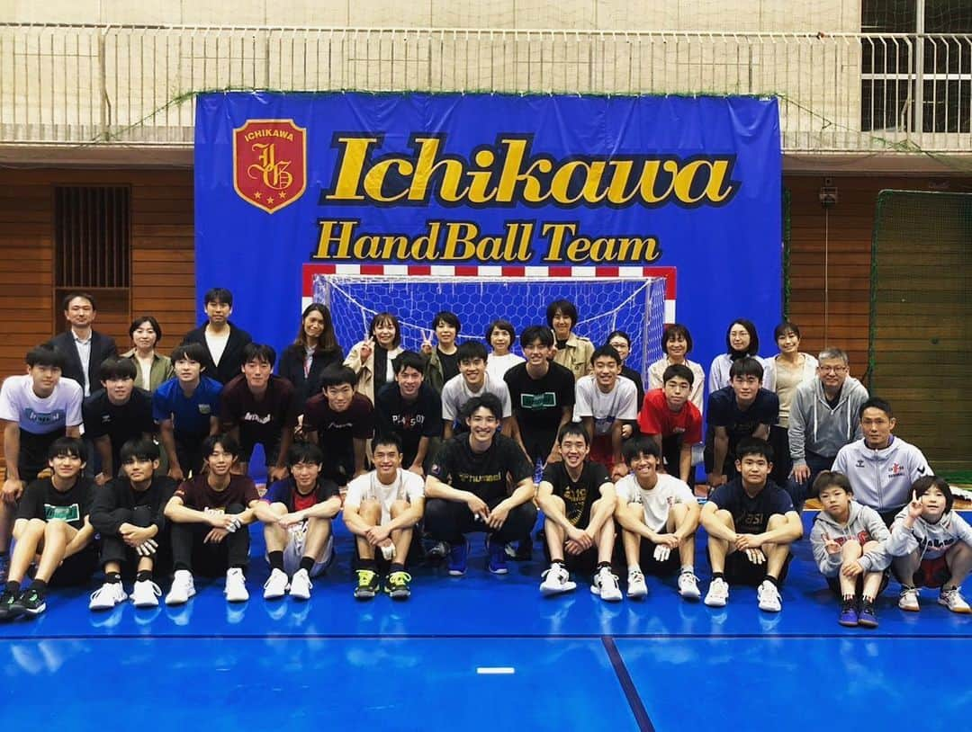 吉野樹のインスタグラム：「. 母校である市川高校にお邪魔してきました‼️  久しぶりですごい楽しかった。 高校生もいい子達ばかりで元気もいいし、 これからどんどん強くなりそうだ☺️  市川高校の皆さん！ ありがとうございました😊 また行きます🔥  #handball #母校 #市川高等学校 #ハンドボール部  #市川ポーズ #おにぎりポーズ #なんで？笑 #お世話になりました」