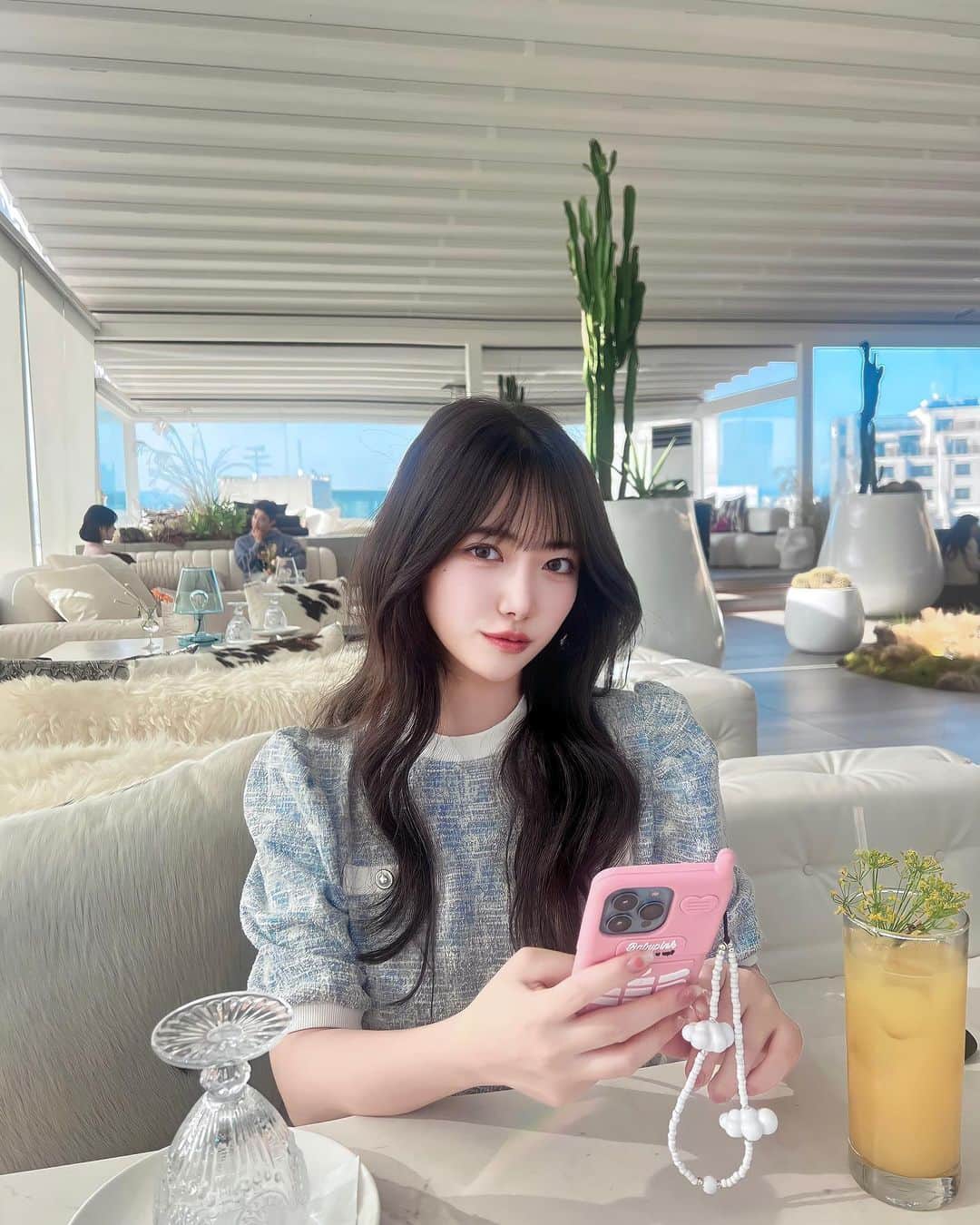 RIKAのインスタグラム：「またメイクしてもらった🛼🧤🎶🍬  #ヨシンモリ #狎鴎亭カフェ #mimm #park913 #韓国メイク」