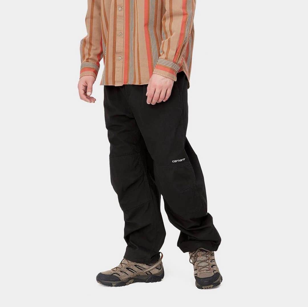 カーハートのインスタグラム：「Coastal Pantは、ライトウェイトなコットンポプリンを使用し、レギュラーウエストのリラックスフィットで作られています。ウエストと袖口には伸縮性があり、ウエストベルトでフィット感を自由に調節できます。膝のダブルレイヤー、ジッパー付きバックポケットなど、機能性も充実しています。左脚には刺繍のスクリプトロゴがインストール。同時に展開しているジャケットとのセットアップもオススメです。  #CarharttWIP」