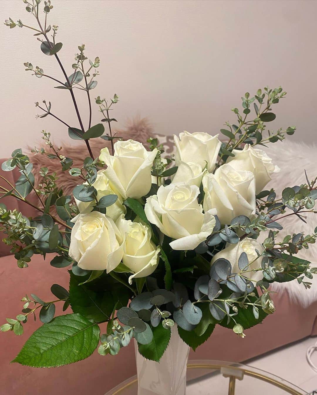 PyunA.(ぴょな)さんのインスタグラム写真 - (PyunA.(ぴょな)Instagram)「撮影が終わってから素敵すぎる薔薇を頂いちゃいました🥺♡  さきさんともツーショット🫣」4月22日 20時29分 - _000919_