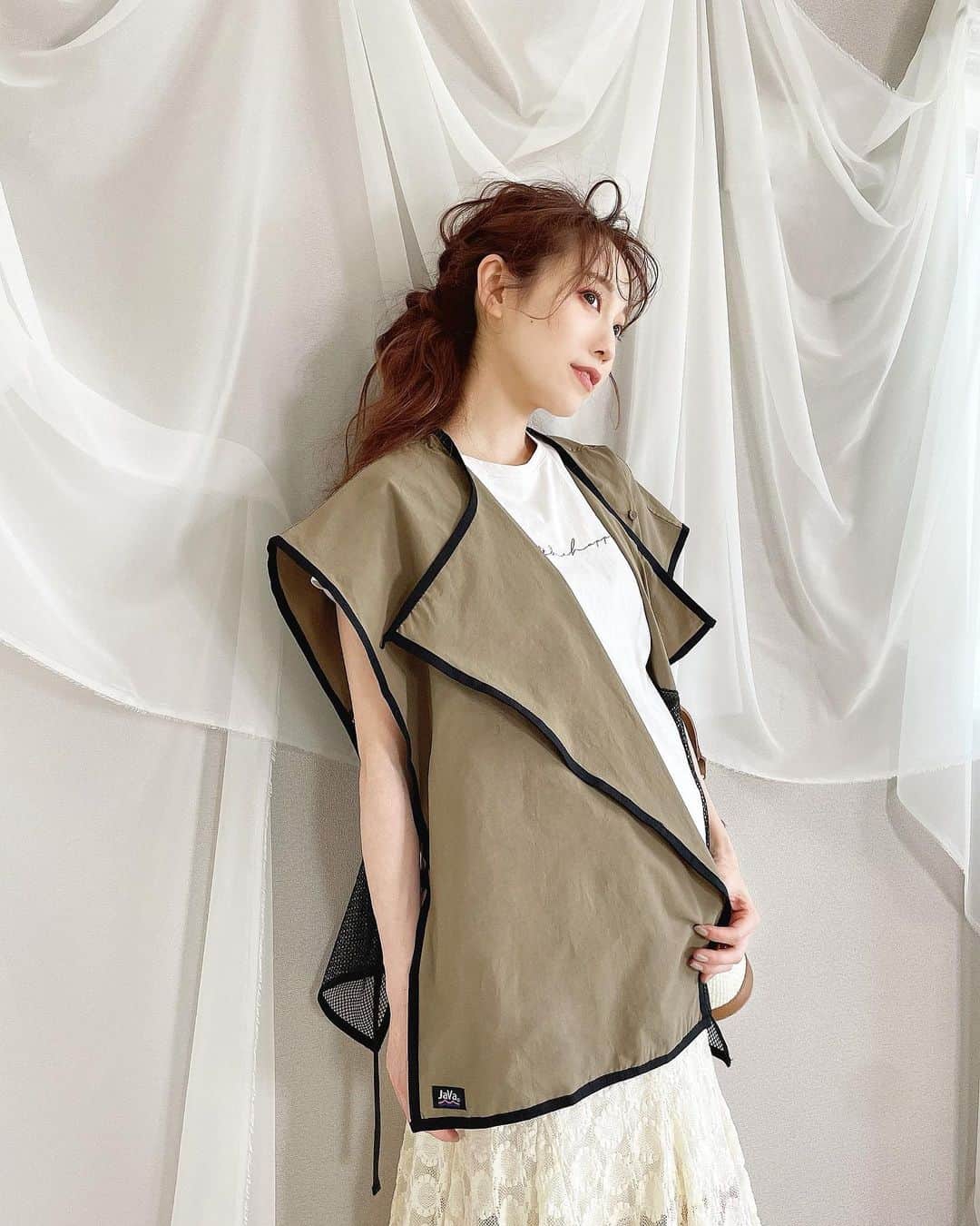 白岩まちこのインスタグラム：「≫≫ 👗... 𝘛𝘰𝘥𝘢𝘺'𝘴... ㅤㅤㅤㅤㅤㅤㅤㅤㅤㅤㅤㅤㅤ ㅤㅤㅤㅤㅤㅤㅤㅤㅤㅤㅤㅤㅤ  マタニティコーデが見たいとリクエストいただいてたので🤰🏻✨  ㅤㅤㅤㅤㅤㅤㅤㅤㅤㅤㅤㅤㅤ  ㅤㅤㅤㅤㅤㅤㅤㅤㅤㅤㅤㅤㅤ 産後使わなくなっちゃいそうやから 基本的にマタニティ用のアイテムはあまり買い足してなくて、少しゆったり目のアイテムを選ぶようにしてるよ👚🎶 ㅤㅤㅤㅤㅤㅤㅤㅤㅤㅤㅤㅤㅤ  ㅤㅤㅤㅤㅤ  𝘪𝘯𝘯𝘦𝘳  fifth  ㅤㅤㅤㅤㅤㅤㅤㅤㅤㅤㅤㅤㅤ ㅤㅤㅤㅤㅤㅤㅤㅤㅤㅤㅤㅤㅤ 𝘉𝘦𝘴𝘵  @classicalelf_official ( カーキ / M size )  ㅤㅤㅤㅤㅤㅤㅤㅤㅤㅤㅤㅤㅤㅤㅤㅤㅤㅤㅤㅤㅤㅤㅤㅤㅤㅤ 𝘴𝘬𝘪𝘳𝘵  neam  ㅤㅤㅤㅤㅤㅤㅤㅤㅤㅤㅤㅤㅤ ㅤㅤㅤㅤㅤㅤㅤㅤㅤㅤㅤㅤㅤ  スカートはゴムタイプで、お腹では履けないから 横隔膜まで上げて履いてる🤣！ㅤㅤㅤㅤㅤㅤㅤㅤㅤㅤㅤㅤㅤ ㅤㅤㅤㅤㅤㅤㅤㅤㅤㅤㅤㅤㅤ チマチョゴリスタイル👩🏻🇰🇷笑笑 ㅤㅤㅤㅤㅤㅤㅤㅤㅤㅤㅤㅤㅤ ㅤㅤㅤㅤㅤㅤㅤㅤㅤㅤㅤㅤㅤ  ベストは今の時期のサラッとした羽織るのにちょうどいいの🙆🏻‍♀️🎶ㅤㅤㅤㅤㅤㅤㅤㅤㅤㅤㅤㅤㅤㅤㅤㅤㅤㅤㅤㅤㅤㅤㅤㅤㅤㅤ ㅤㅤㅤㅤㅤㅤㅤㅤㅤㅤㅤㅤㅤ  メッシュとナイロンの異素材が一癖あってオシャレ❤︎  ㅤㅤㅤㅤㅤㅤㅤㅤㅤㅤㅤㅤㅤ ㅤㅤㅤㅤㅤㅤㅤㅤㅤㅤㅤㅤㅤ  両サイドにテープベルトが付いてるから アレンジも自由自在やし、お腹出ててもサイズ感調節出来るのも🙆🏻‍♀️🎶  ㅤㅤㅤㅤㅤㅤㅤㅤㅤㅤㅤㅤㅤ ㅤㅤㅤㅤㅤㅤㅤㅤㅤㅤㅤㅤㅤ ㅤㅤㅤㅤㅤㅤㅤㅤㅤㅤㅤㅤㅤ さぁて晩ごはんも食べたし ストーリーでやってる質問箱の続きするぞっ🫶🏻  ㅤㅤㅤㅤㅤㅤㅤㅤㅤㅤㅤㅤㅤㅤㅤㅤㅤㅤㅤㅤㅤㅤㅤㅤㅤㅤ ㅤㅤㅤㅤㅤㅤㅤㅤㅤㅤㅤㅤㅤ ㅤㅤㅤㅤㅤㅤㅤㅤㅤㅤㅤㅤㅤ ㅤㅤㅤㅤㅤㅤㅤㅤㅤㅤㅤㅤㅤ  #ファッション部#今日のコーディネート #クラシカルエルフ#classicalelf#エルフコーデ  #タイアップ#uniqlo#gu#zara #ユニクロ#ジーユー#ザラ#zozo#zozotown #zozotown購入品#zozo購入品 #ベスト #ドッキング #メンズライク #ファッションコーデ#大人コーデ #骨格ウェーブ#春服#春コーデ#大人カジュアル #マタニティコーデ#マタニティライフ#マタニティウェア」