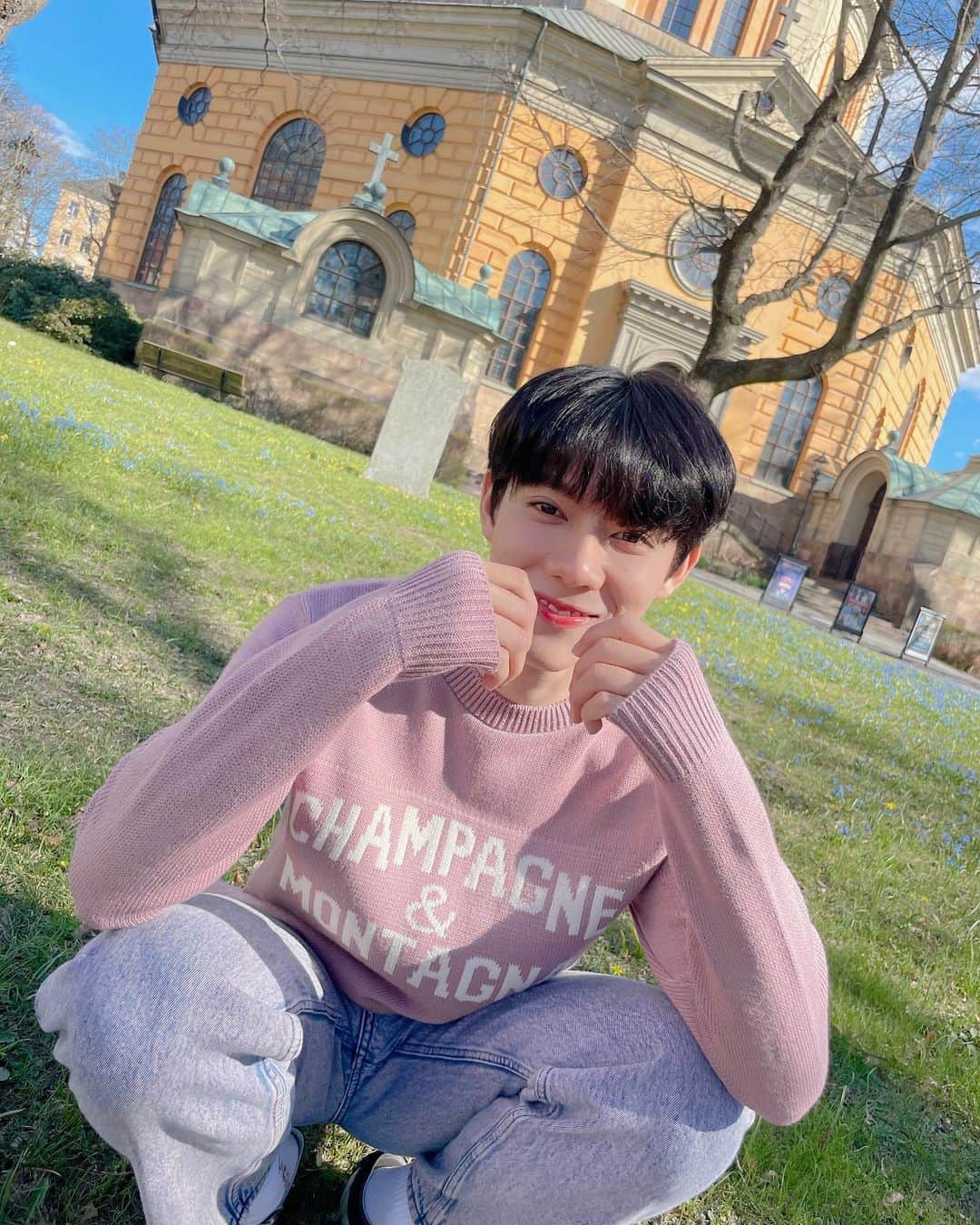 NEWYEARのインスタグラム：「Fall in ❤️ here~ ที่นี่สวยมากก ㅠㅠ」