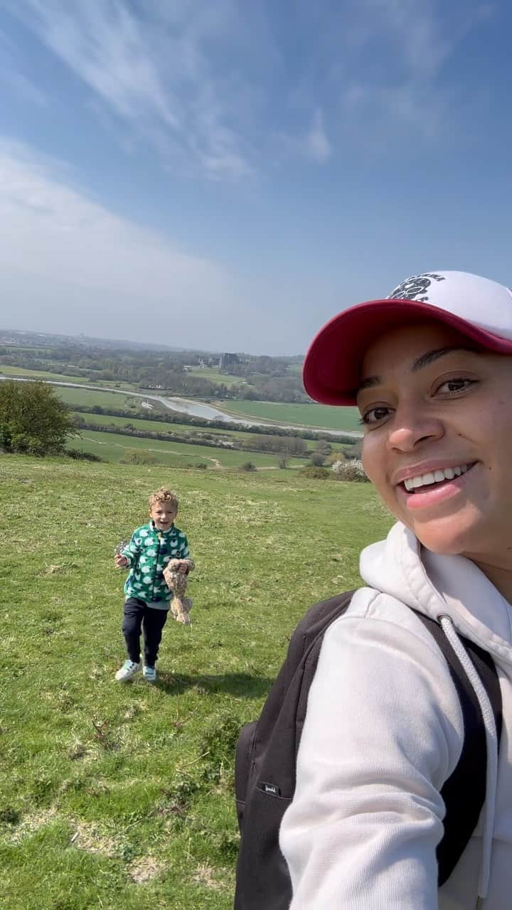 クーシュ・ジャンボのインスタグラム：「Saturday Hike! 🌳🦋🌞 💕」