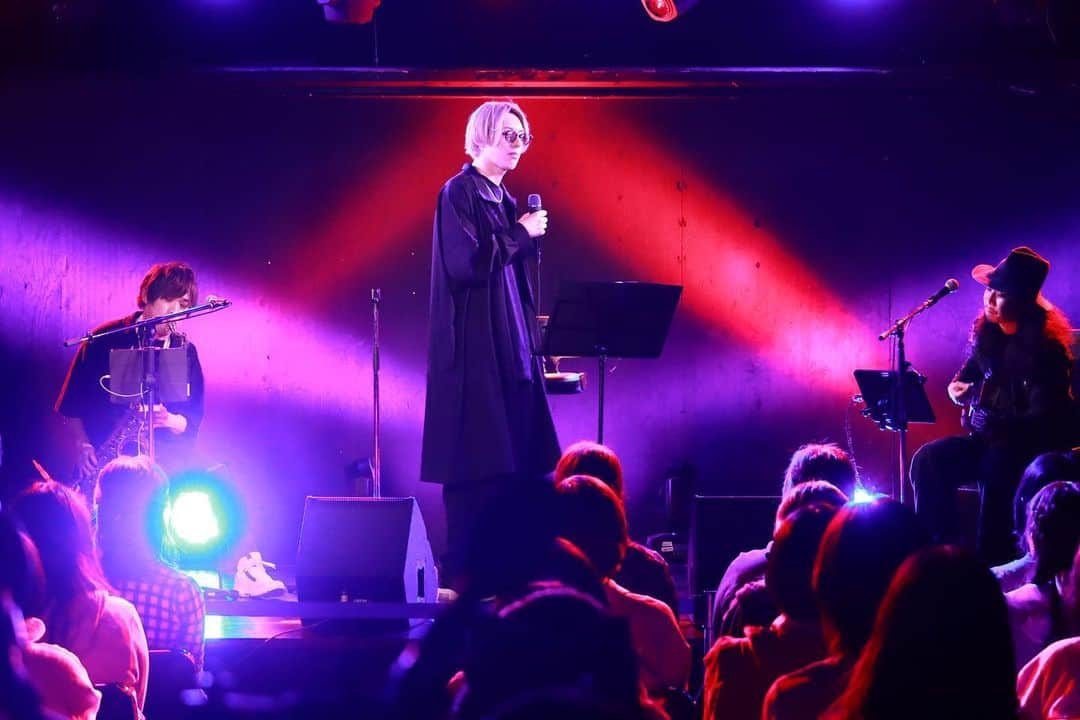 北園涼のインスタグラム：「スーパープレミアムアコースティックライブ　ギターday 1日目 驚いたことでしょう ギターdayと言いながらサックスが登場した時は スーパープレミアムだね また明日も！！」