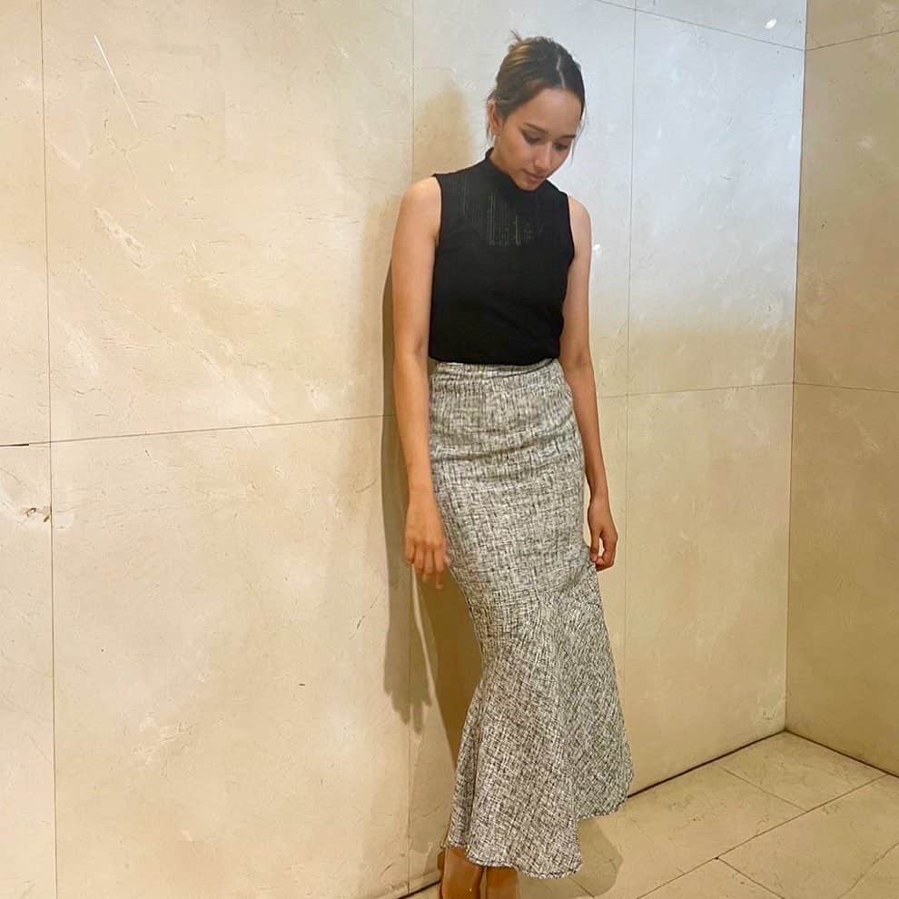 豊原江理佳のインスタグラム：「先日ENCOUNTさんに 取材していただいた時の衣装🛍  普段あまりシルエットの出る服を着ないので、 ちょっと大人になった気分でした🥰」