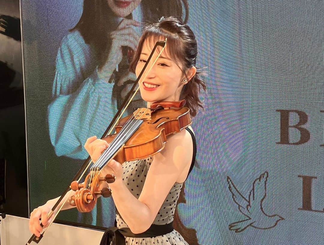 岡部磨知のインスタグラム：「バースデーライブ、無事に終了しました！満席のお客様、、大感謝です🥹✨ keikoちゃんは今日も素晴らしく、美しく、本当に最高でした💕お衣装もドットで揃えてくれたよ👗 とにかく、楽しかった〜〜！！来てくれた皆様、本当に本当にありがとうございました！！！ また開催できるよう頑張るぞ〜〜🔥🔥　 3枚目はBluetooth事件の時です😂  #violin  #live  #musician」