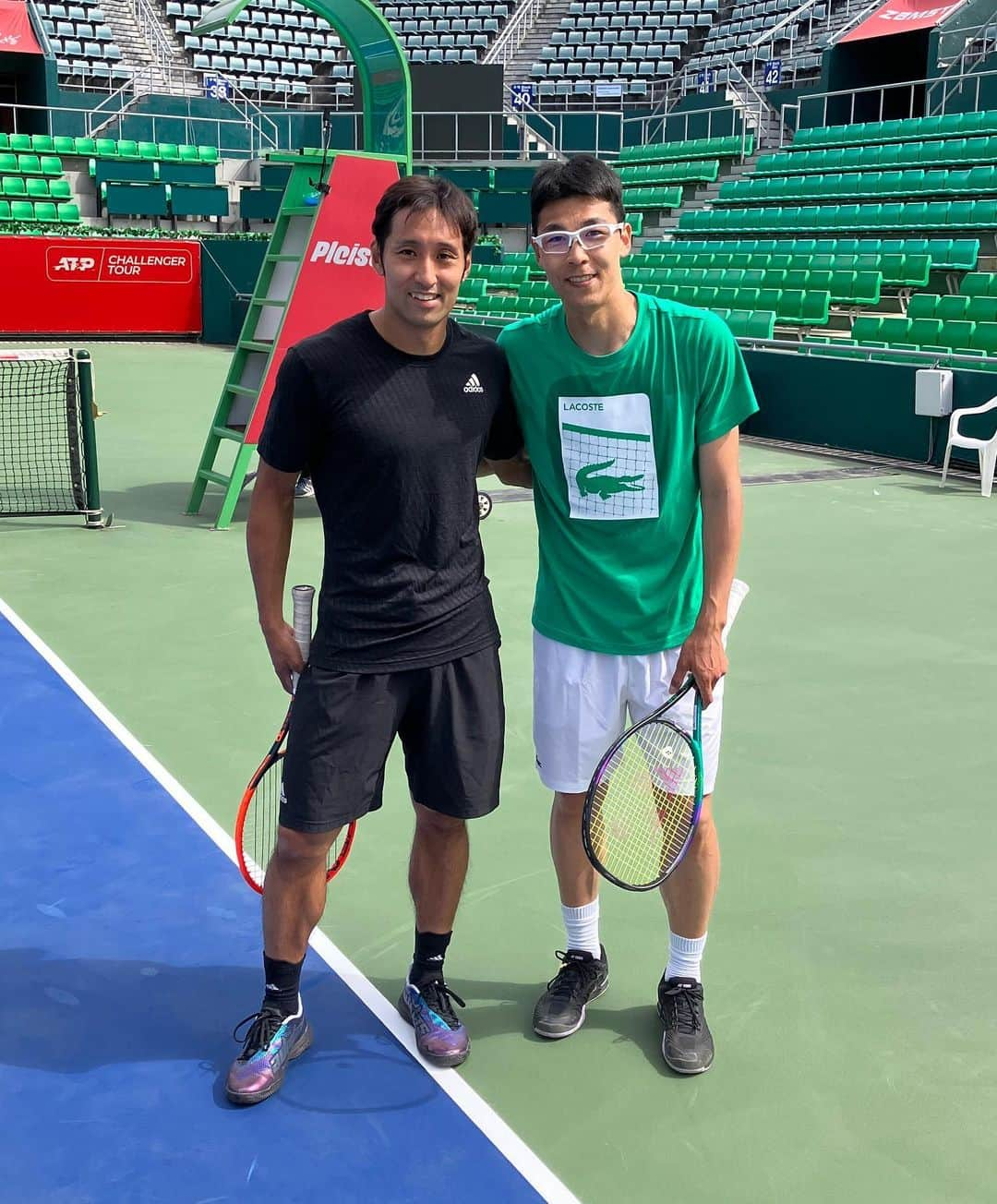 内山靖崇のインスタグラム：「久しぶりにチョン選手と練習でした👍 Great to hit with @hyeonchung again!  #atpchallenger  #seoul  #korea  #olympicpark  #tennis  #テニス #テニスプレイヤー  #内山靖崇  #積水化学  #アディダス  #ヘッド」