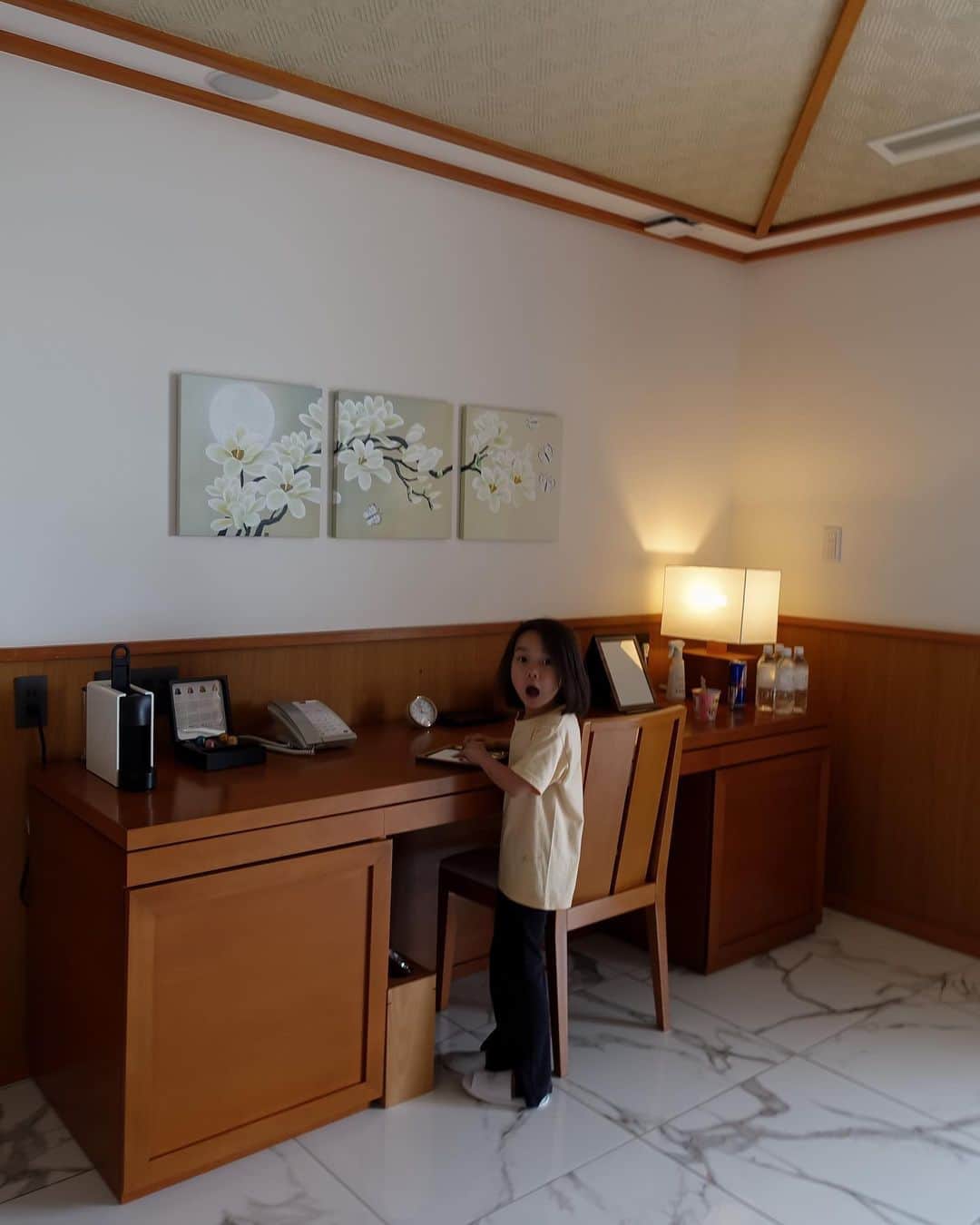 MOYAさんのインスタグラム写真 - (MOYAInstagram)「ギリギリで取ったホテル。いい感じ♡ プールついてて嬉しいね☺️✨ まだちょっとプール入るには寒いけどお構いなし✌️ (小僧はずっと顔ひきつってるけど😇)  4年ぶり？宮古。やっぱり好き♡  #宮古島 #家族旅行 #親子 #プール #沖縄」4月22日 20時51分 - moyamoya2121