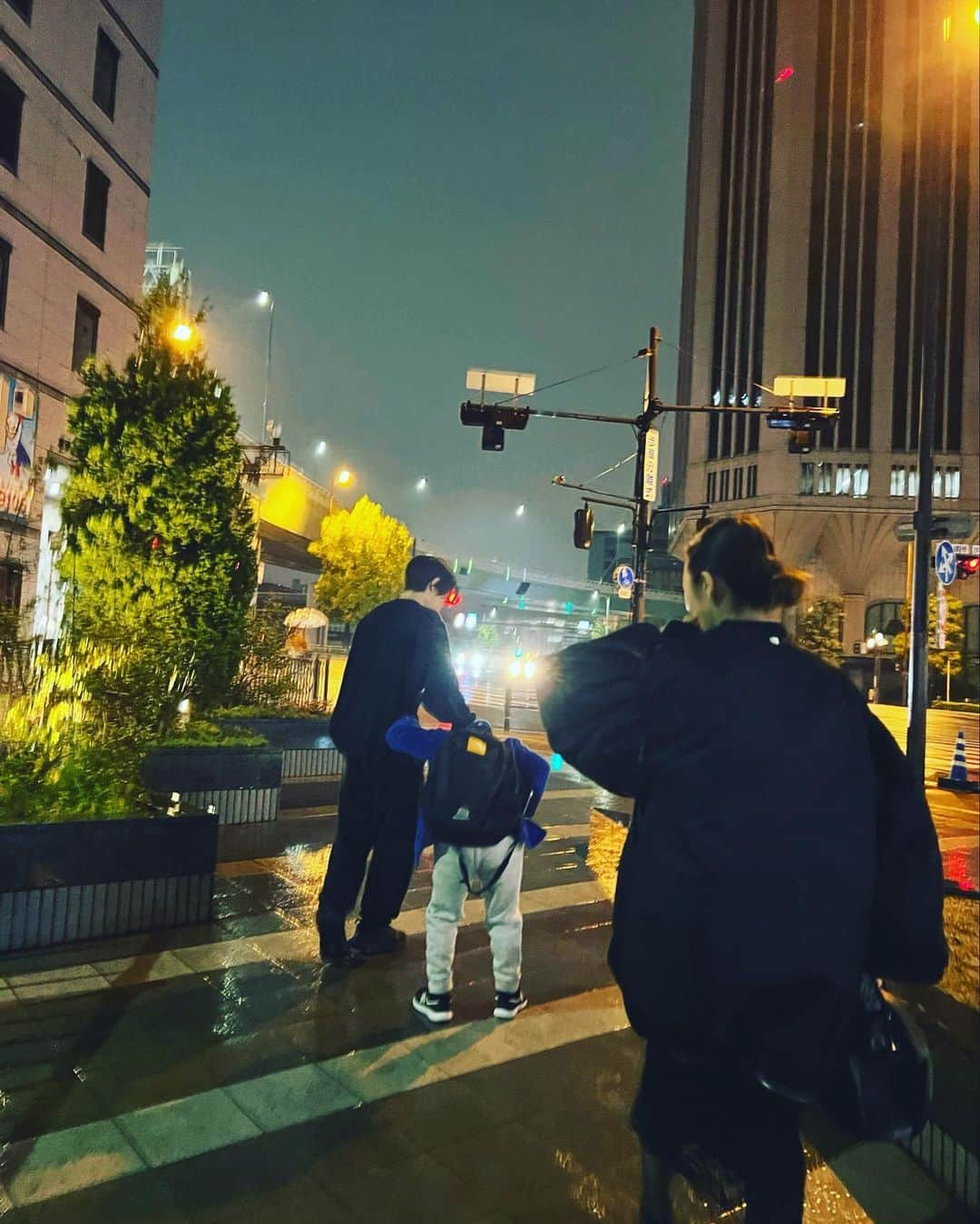 神崎恵さんのインスタグラム写真 - (神崎恵Instagram)「・ 先週の今日は大阪でした。 息子たちとの小旅行。 いい思い出ができました。 イベント中は、息子たちは海遊館へ遊びに行ったようで、 「たのしかったー‼️」といろいろな話をしてくれました。 その時のお土産の河豚のチャームが今母さんの携帯についてます🐡  今夜は、 「何か食べにいかない〜⁇」 と誘ったら 「家で食べたい‼︎」👨‍👨‍👦 と言われ。 多数決負け。 しぶしぶキッチンにたちました。 ならば、少しでもいい気分で臨もうと、プリプリのダイヤモンドを流したら、いい感じで😂 いや〜いい曲。 「何にも知らない〜AH AH　子供に戻って〜 AH AH　やり直したい夜も　たまにあるけど〜」 プリプリ、改めて、天才😳  たまには外で、だれかが作ってくれた美味しいものが食べたいのよ〜。 けれどあっという間に空になったお皿をみて、 これもよしだ。と思った夜です。」4月22日 20時46分 - megumi_kanzaki