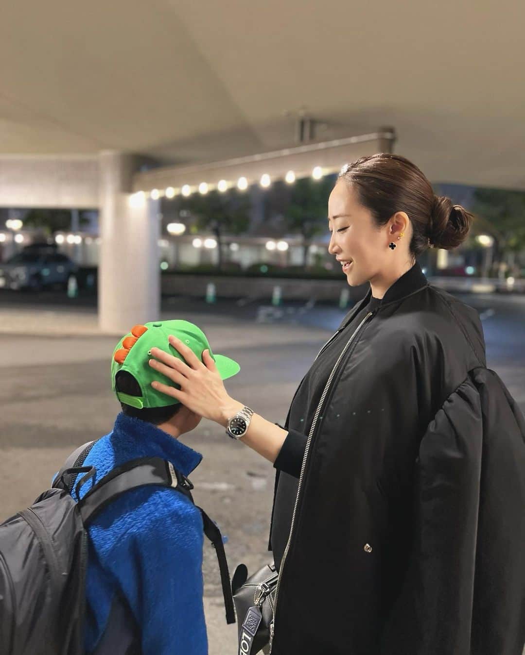 神崎恵のインスタグラム：「・ 先週の今日は大阪でした。 息子たちとの小旅行。 いい思い出ができました。 イベント中は、息子たちは海遊館へ遊びに行ったようで、 「たのしかったー‼️」といろいろな話をしてくれました。 その時のお土産の河豚のチャームが今母さんの携帯についてます🐡  今夜は、 「何か食べにいかない〜⁇」 と誘ったら 「家で食べたい‼︎」👨‍👨‍👦 と言われ。 多数決負け。 しぶしぶキッチンにたちました。 ならば、少しでもいい気分で臨もうと、プリプリのダイヤモンドを流したら、いい感じで😂 いや〜いい曲。 「何にも知らない〜AH AH　子供に戻って〜 AH AH　やり直したい夜も　たまにあるけど〜」 プリプリ、改めて、天才😳  たまには外で、だれかが作ってくれた美味しいものが食べたいのよ〜。 けれどあっという間に空になったお皿をみて、 これもよしだ。と思った夜です。」