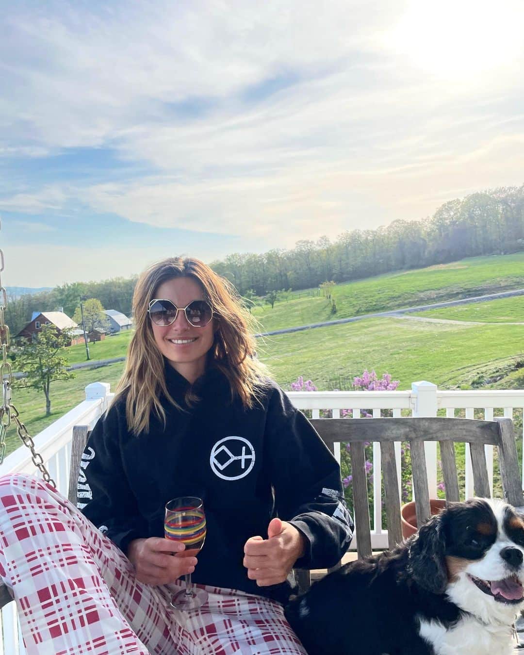 ブリジット・マルコムのインスタグラム：「Tis the porch hang season feat. return of the party monsters」