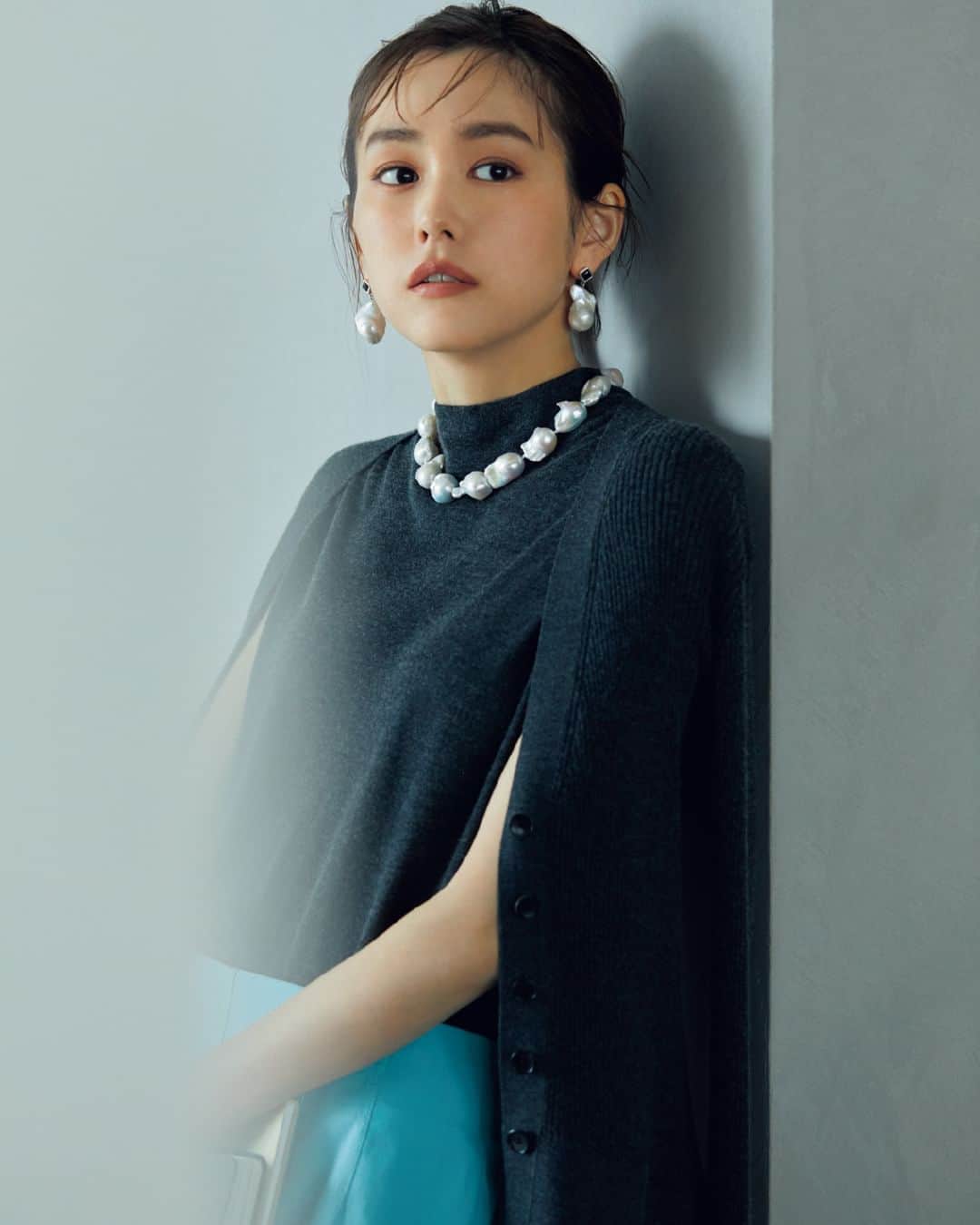 のインスタグラム：「働く日の洒落感はパールに託して  pearl : Sophie Buhai @sophiebuhai 思い切ったボリュームでコンサバニットをドラマチックに。グレーのアンサンブルニットがもつ好感度の高さはそのままにとびきり今っぽく盛り上げるなら、大胆なボリュームがモードに映えるバロックパールを顔まわりにガツンと効かせて。レディなパールとは対照的なオニキスの黒が、ピリッと大人っぽく締めてくれる。  ノーブルで柔和で、可愛げ。働く日にほしい要素をすべてくれるパールジュエリー。永遠に好きなものだから、高揚感のあるデザインと自由な組み合わせでMyスタイルを完成させて。  ------------------------ #BAILA5月号 掲載 #桐谷美玲 さん　@mirei_kiritani_  #毎日コーデ #今日のコーデ #コーディネート #コーデ #今日の服 #バイラ  #ootd #BAILA  #bailafashion #baila_magazine」