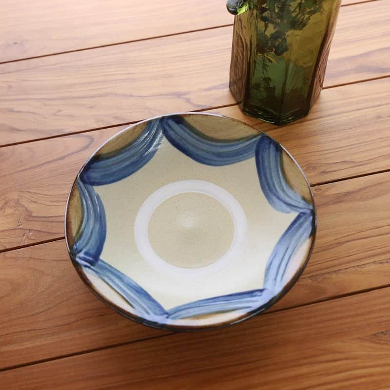 moyaisさんのインスタグラム写真 - (moyaisInstagram)「白化粧と紋様のコントラストが美しい丸つなぎ紋の6寸皿。藍と飴の半円が落ち着いた雰囲気の器です。伝統的な沖縄の紋様を作り手さんにお願いして作っていただきました。サラダ皿やパスタ皿、おかずなどをのせるお皿としてちょうどいいサイズです。  #yaora #美しい暮らしの良品  #沖縄 #やちむん  #陶器 #うつわ #lifestyle」4月22日 20時59分 - yaora.life