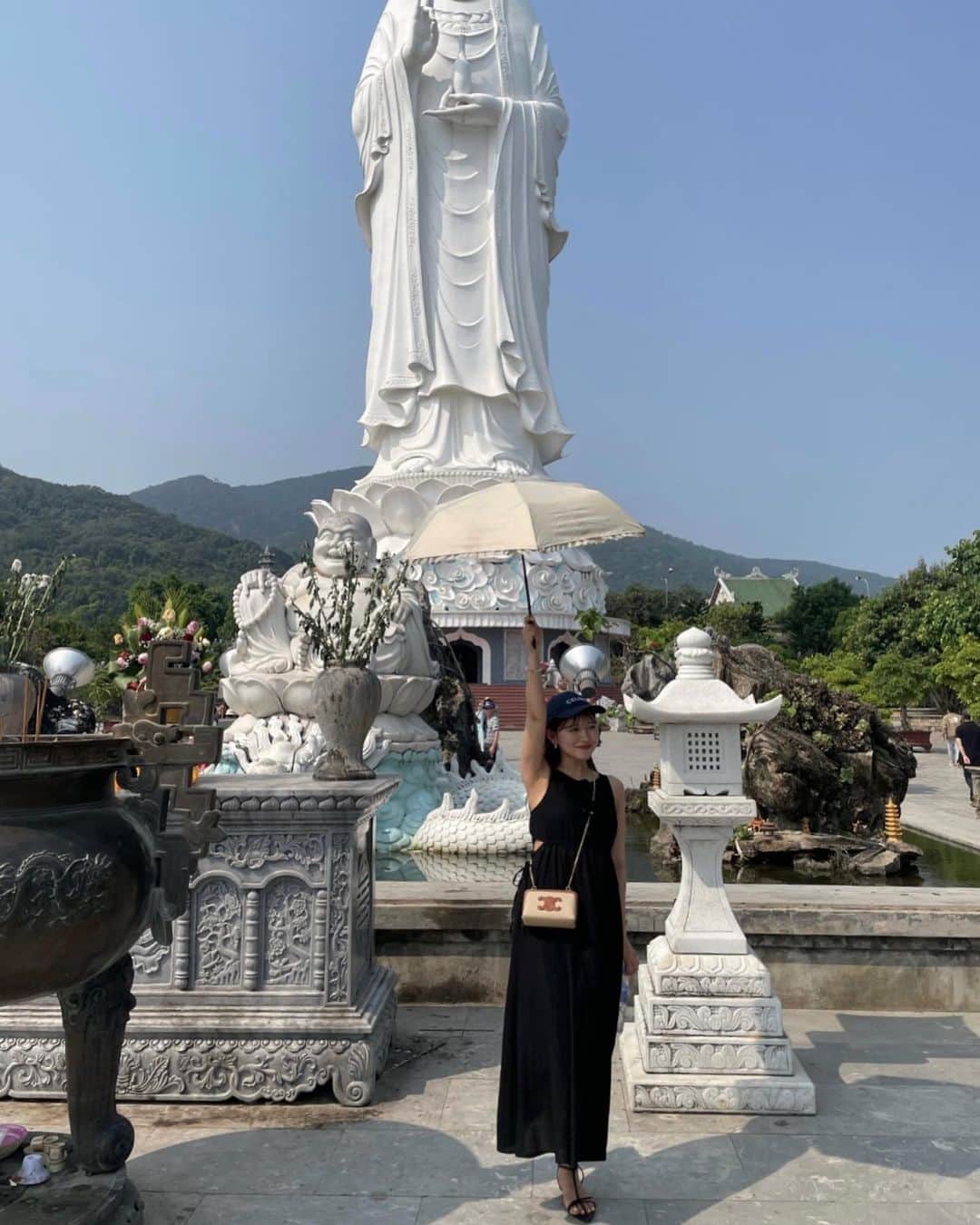 mikuponさんのインスタグラム写真 - (mikuponInstagram)「. デカイ銅像がある リンウン寺に  暑過ぎて5秒で退散した💧 銅像も凄かったけどお花が可愛くて お気に入り！  . #ootd #code #pic #vietnam #danang #ベトナム #ダナン#ベトナム旅行 #リゾートコーデ #ワンピースコーデ #キャップコーデ #リンウン寺」4月22日 20時59分 - ___ponmk2___