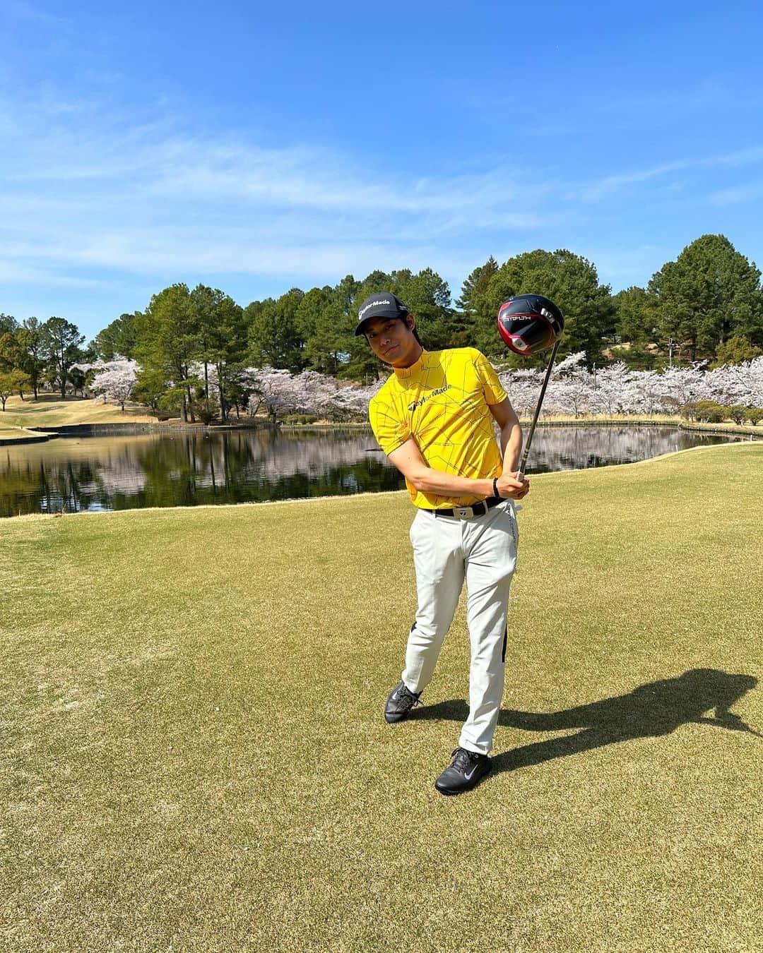岸田タツヤさんのインスタグラム写真 - (岸田タツヤInstagram)「この黄色のウェアめっちゃいい  今年も派手にいく！  @taylormade_golf_japan_apparel_   #ゴルフ #golf」4月22日 20時59分 - tatsuyakishidaxxgolf