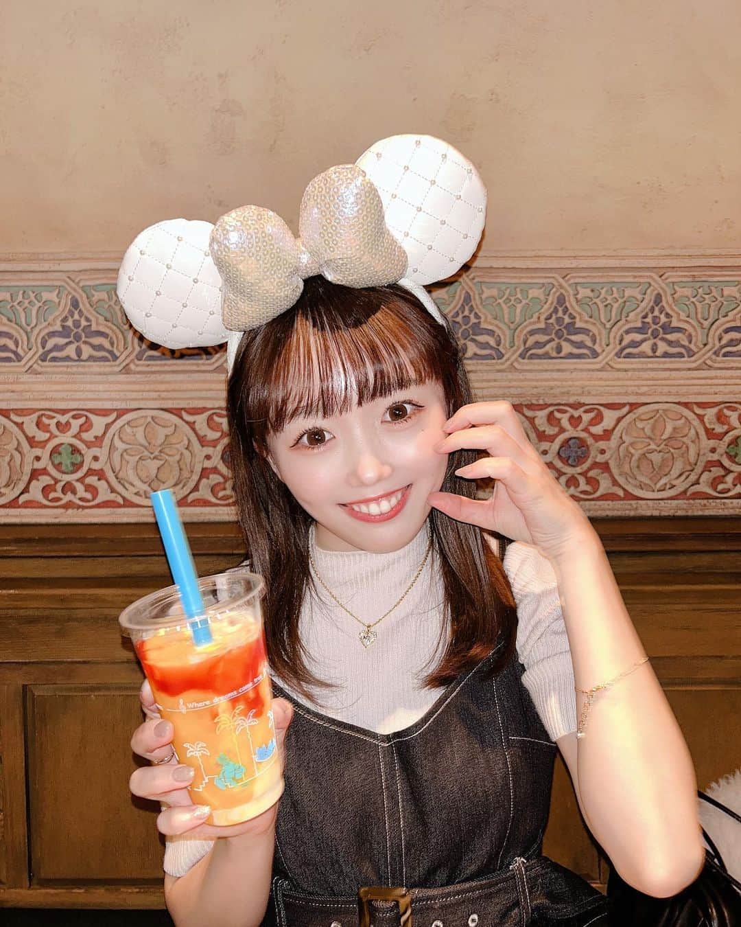 小日向夏実のインスタグラム：「🍼🍓  ディズニー投稿たくさんさせて🥺 ディズニーってカレー食べたくなってもランドもシーもカレー屋さんあるから嬉しい！  #東京ディズニーシー #ディズニー #ディズニーシー #ディズニーコーデ #グルメ #cafe #春コーデ #ディズニーカチューシャ #japanesegirl #いいね歓迎 #フォローミー」