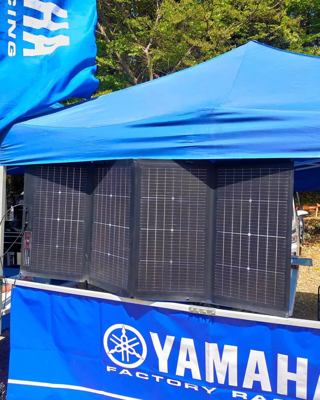 黒山健一さんのインスタグラム写真 - (黒山健一Instagram)「Solar panels and batteries⚡ Now charge your electric bike battery☺️ Ecology at its best👍  YAMAHAパドックに登場した、Newアイテム❗ ソーラーパネルと蓄電池⚡ これで電気バイクのバッテリーを充電します🙌 最高のエコロジー⚡  #蓄電池 #ソーラーパネル #electricbike  #ecoflow  #ecoflowポータブル蓄電池」4月22日 20時52分 - kenichi_kuroyama
