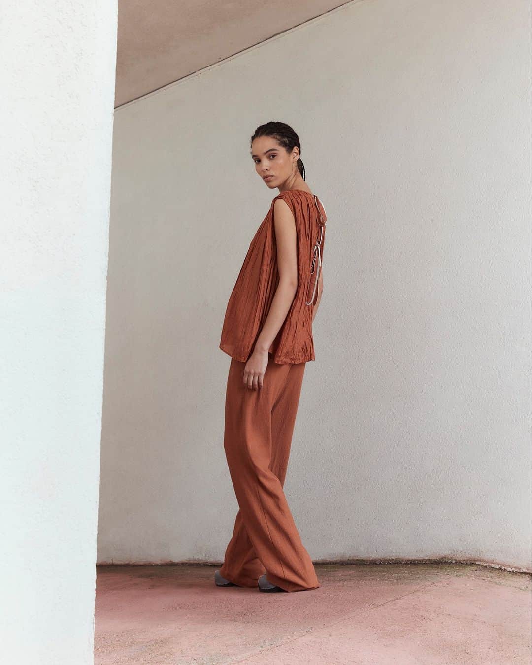 アリジのインスタグラム：「Crispy surfaces 🌊  Prepare your wardrobe for Summer occasions, create your new look discovering SS23 in boutique or on alysi.com  #alysi #ss23 #summerwardrobe」