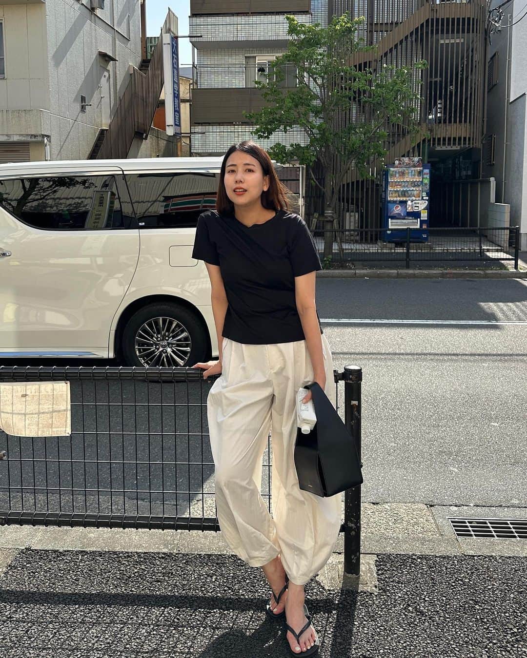 古屋美咲のインスタグラム：「まだ予約ページにも載ってない 私の推しパンツをチラ見せ🫨🩵  こんな形でつるつる過ぎないパンツを 探していたからとても楽しみ！  かさかさっとした素材で適度なボリュームだから 大人でも着やすい形だと思います🫶🏻  また予約が始まったらストーリーズでお知らせします🍐  tops: @el_jeanasis  pants: @jeanasis_official  bag: @jilsander  shoes: ？ . . . #jeanasis#ジーナシス#el_jeanasis#大人ファッション#スポーツカジュアル#カジュアルコーデ#ラフコーデ#バルーンパンツ#モノトーンコーデ#tee#tシャツコーデ#tシャツ女子#黒t#黒tシャツ#ビーサン#jilsander#シンプルファッション#大人カジュアル#カジュアルモード#夏コーデ」