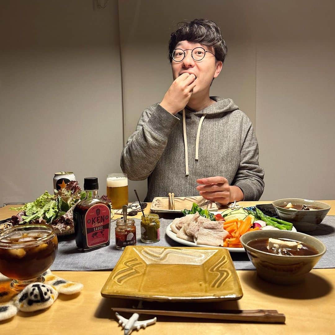 のインスタグラム：「＊ （今週の）きょうも1日おつかれさま☻  ・ポッサム風塩麹ゆで豚 ・グラタンDAY1 ・グラタンDAY2  夢の中でもかき氷作ってて夜中ガバって起きるくらい、 新作氷のことで頭の中がいっぱいだった今週。 メモにさらっと走り書きしただけの状態から レシピを起こして作って食べて改良・・の繰り返しで 2つの氷が無事に期日までにカタチになった！！ おひろめはGW明けからだけどね〜、、 どちらも食べてもらえる日が楽しみだな☺️🍧♡  生み出す行為はアイディアと知識と技術の組み合わせ。 徳島のちっちゃな店だけど、 関わってくれているすべての人の日々の暮らしと 美味しいひと時を背負っている責任がある。 (楽しいけど)めちゃ苦しいし、色んな犠牲もある。 そんな重みもきちんと感じるべきだと思ってる。 だからこそ「食べてよかった」って感じてもらえるよう ベストを尽くして良い物に仕上げたいし、 ぜったいに諦めず、手は抜きたくないんだな。 気分晴れやかな今日の帰路はそんなことを考えてました。  あした日曜日お店は開きますが、わたしたちはお休み！ ひさびさに愛媛に遊び行ってきま〜す♡🍊☺️🤓✌️」