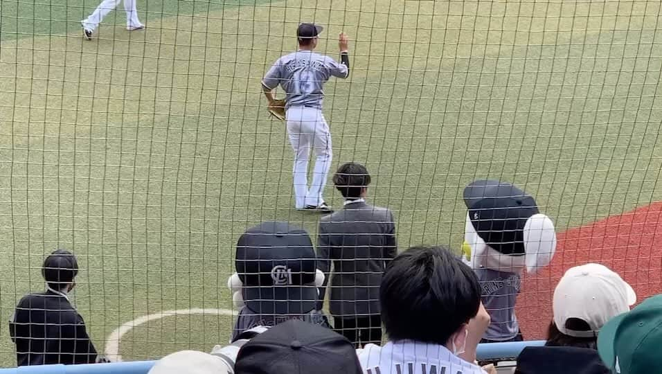 琴菜のインスタグラム：「これはとても感動した🥲まさかまたマリンで、私の曲が聴けるとは思わなかったし、マリンズファンの皆さんの大嶺コールを聞けるなんて思ってなかったから🥲🥲🥲🥲 #千葉ロッテマリーンズ　#スーツのsada #ファーストピッチング　#キャッチャー江村　くん　#バッター　#友杉篤輝  さん　#大嶺祐太　#justvitality自分への挑戦状」