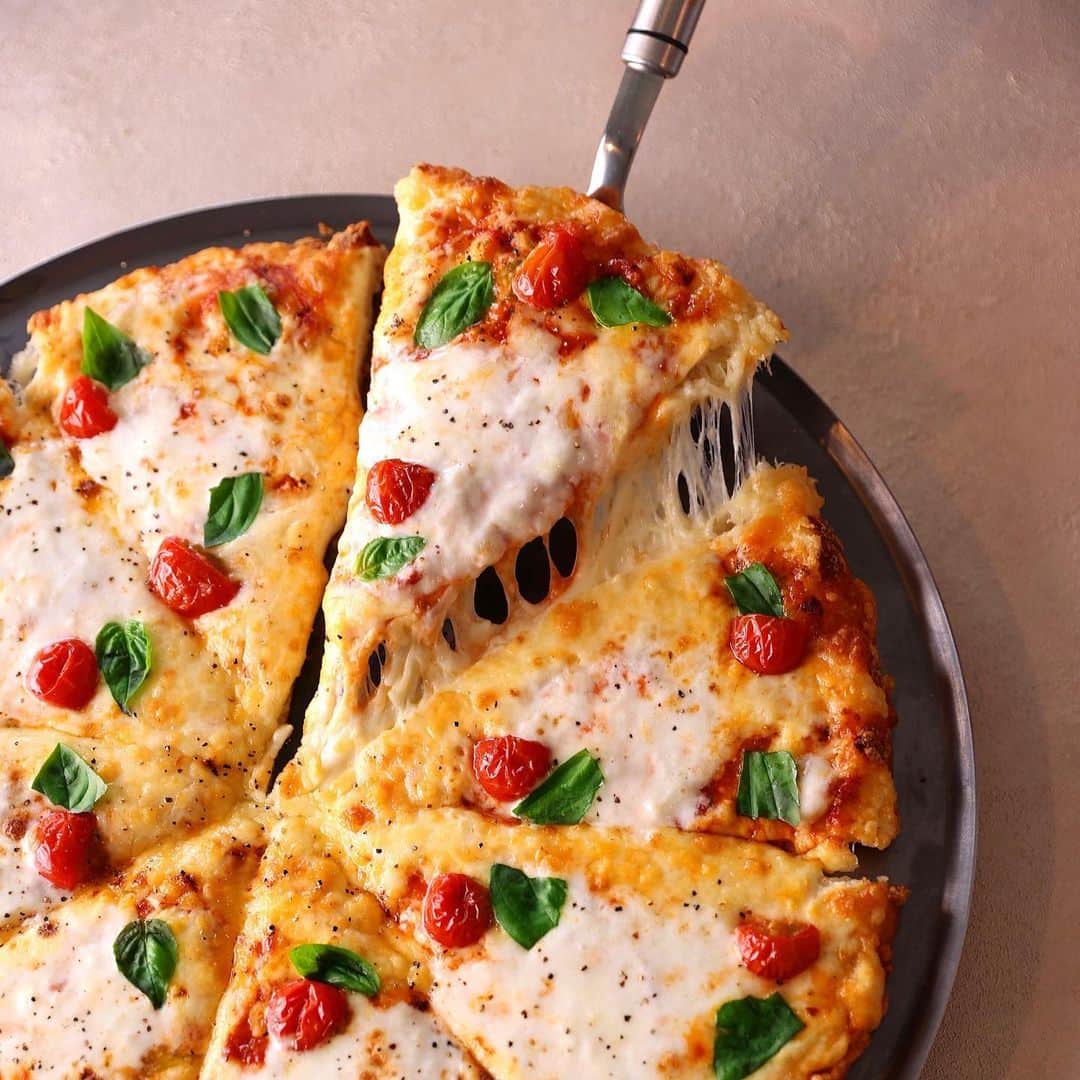 ピザーラのインスタグラム：「【ピザーラが食べたくなったらコメント欄に🍕を書いてね！】  こんばんは！ 本日放送の『ジョブチューン』はご覧いただきましたか？  写真は大人気のマルゲリータ✨ ピザーラだけの美味しさを、お家でぜひお試しください🤭✨  ------------- ピザーラ公式アカウントでは、PIZZA-LAのお得な最新情報をお届けしています🍕  皆さまもぜひピザーラを食べた際には #ピザーラ#ピザーラお届け のハッシュタグをつけて感想を教えてくださいね✨ お写真をご紹介しちゃうかも？😆 投稿、お待ちしています♪  #pizza_la #ピザ #ピザパーティー #ピザパ #ピザ好きな人と繋がりたい #宅配 #宅配ピザ #ピザランチ #テイクアウトグルメ　#ジョブチューン #マルゲリータ」