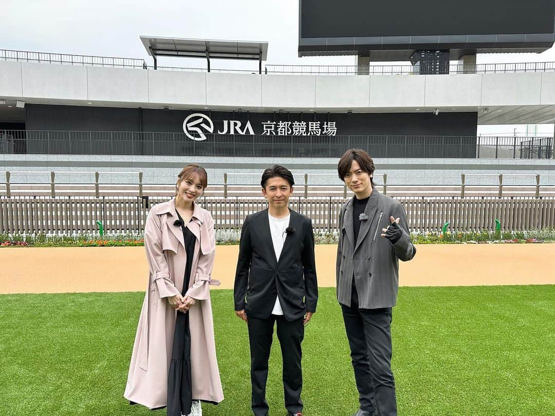 神部美咲のインスタグラム：「今夜25:15〜 フジテレビ 【#馬好王国】  本日グランドオープンした 京都競馬場にお邪魔しました🐴🤎  楕円型となった新パドックや 3冠馬メモリアルロードなどなど  新しく生まれ変わった京都競馬場の 魅力をたっぷりお届けします💜  福永調教師が駆けつけてくださり 最高に楽しい贅沢な一日となりました✨  ここからまた新しい歴史が生まれるのかと思うとすごくわくわくします💜  福永先生本当に ありがとうございました🙇‍♀️🙇‍♀️  ぜひご覧ください💓  #京都競馬場  #センテニアルパーク京都競馬場  #競馬  #マイラーズカップ #3冠馬メモリアルロード」