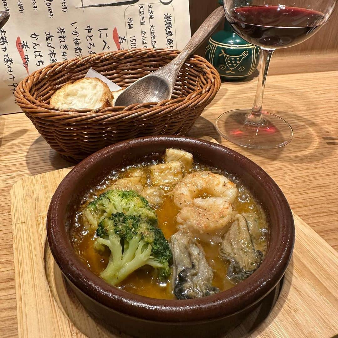 こちえさんのインスタグラム写真 - (こちえInstagram)「. . 煮魚大好き🥹🥹🥹 これが990円すごい🥹  美味しいしカウンターの雰囲気も 良いし何よりお店の方が優しかった！  絶対またいく😚🌸🌸🌸  @shiosai_gakudai  #潮騒  #煮魚#ナチュール #居酒屋巡り#グルメ女子 #学芸大学グルメ#東京グルメ #東横線グルメ#東京ディナー #学芸大学#東京 #japanesefood#izakaya #followme#japanesegirl  #tokyotravel#tokyotrip #yummy#tokyo#japan」4月22日 21時08分 - ___5ch1_ko