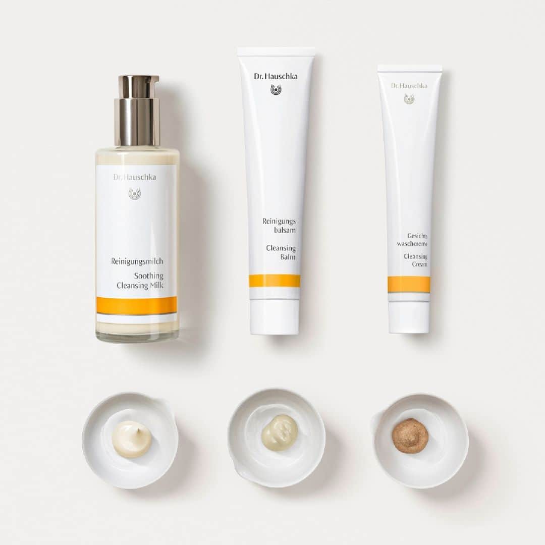 Dr. Hauschka Japan ドクターハウシュカのインスタグラム：「🔆 Dr.ハウシュカの洗顔とクレンジング🌿  今回は新製品クレンジングバームと定番クレンジングミルク、洗顔料のクレンズクリームについてご紹介します。お肌状態や季節に合わせてどうぞ。  🌿クレンジングミルク(左端) お肌か乾燥しやすい＆敏感な方に特におすすめのクレンジング  🌿クレンジングバーム（真ん中) 毛穴やお肌のくすみが気になる方にしっとりするのにスッキリ感を感じやすいクレンジング  🌿クレンズクリーム（右端) アーモンドとハーブのペースト洗顔毛穴を引き締めながら、 お肌を柔らかく整える洗顔料  ▶詳しくはプロフィールのリンクからどうぞ→drhauschkajapan  #クレンジング#ドクターハウシュカ #オーガニックコスメ#1967年からずっとオーガニック#クレンジング難民 #おすすめスキンケア #オーガニックライフ #ナチュラルコスメ #乾燥肌スキンケア#オーガニックコスメ好きな人と繋がりたい#オーガニックコスメ好き#敏感肌コスメ#敏感肌スキンケア#敏感肌でも使える#スキンケア難民#自然派コスメ#低刺激」