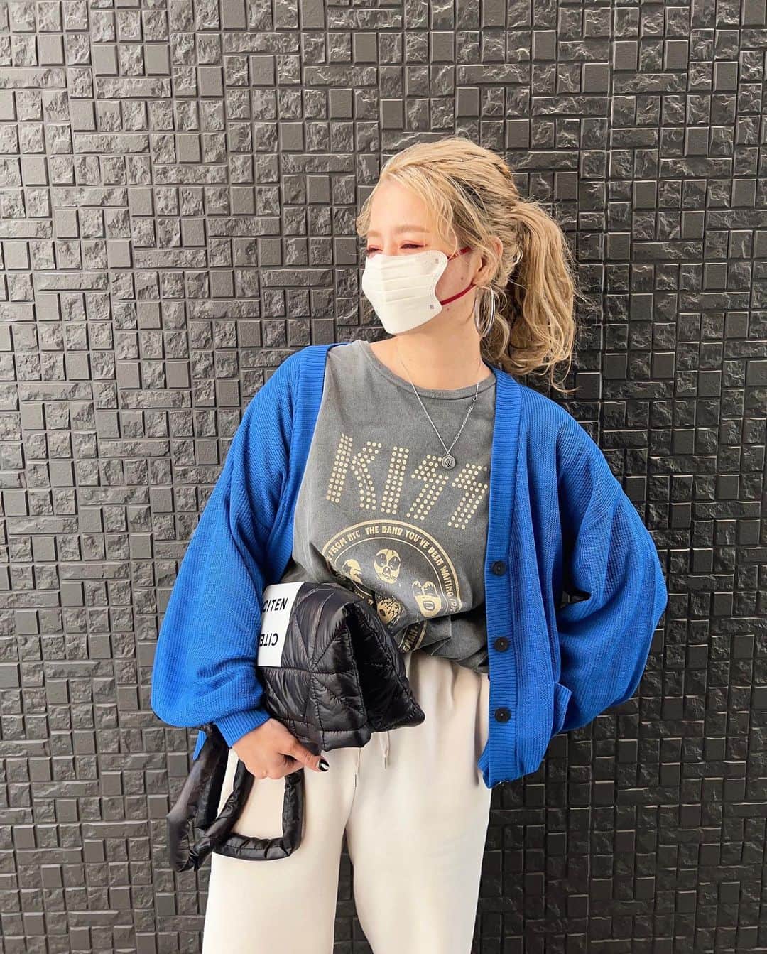 natsupoo0315のインスタグラム：「ほどよい透け感の シアービッグカーディガン♡ きれいなブルーでお気に入り🫶  @tiptop_pocket_official   #tiptop_poket #tipコーデ  トンボみたいなサングラスつけてたら 写真撮りながら👧🏻失笑されました😂😂 おきにいりやのにな😎😎  pt #grl bag #citen sneaker #newbalance1906  #大人カジュアル#カジュアル#高身長#高身長コーデ#メンズライク#骨格ナチュラル#カジュアルコーデ#ロックT」