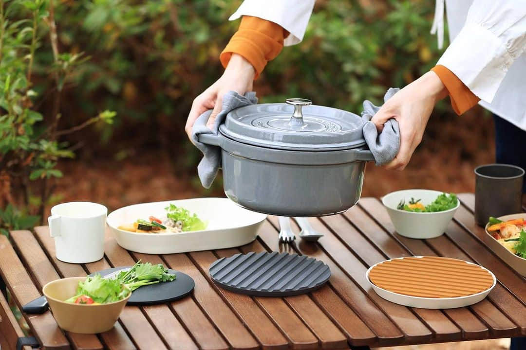 ideaco online storeのインスタグラム：「• キャンプやBBQにプラスワン☺︎  usumono plate18に収まる 鍋敷きusumono Trivet(トリベット)  テーブルや鍋を傷めにくいよう、しっかり厚みのあるシリコン製の鍋敷き。 usumono plate18に、usumono cutting boardと一緒に収まり、アウトドアでもお使いいただけます。  厚みが1.2cmと厚めなので熱いお鍋も安心。 持ち運びも収納もしやすい、直径17cmとコンパクトサイズ。 食洗機OKなのでお家でも、アウトドアでも使える、ありそうでなかった鍋敷きです。  #ideaco #イデアコ #鍋敷き #usumono #trivet #キャンプ飯  #ファミリーキャンプ  #休日の過ごし方  #シンプルライフ」