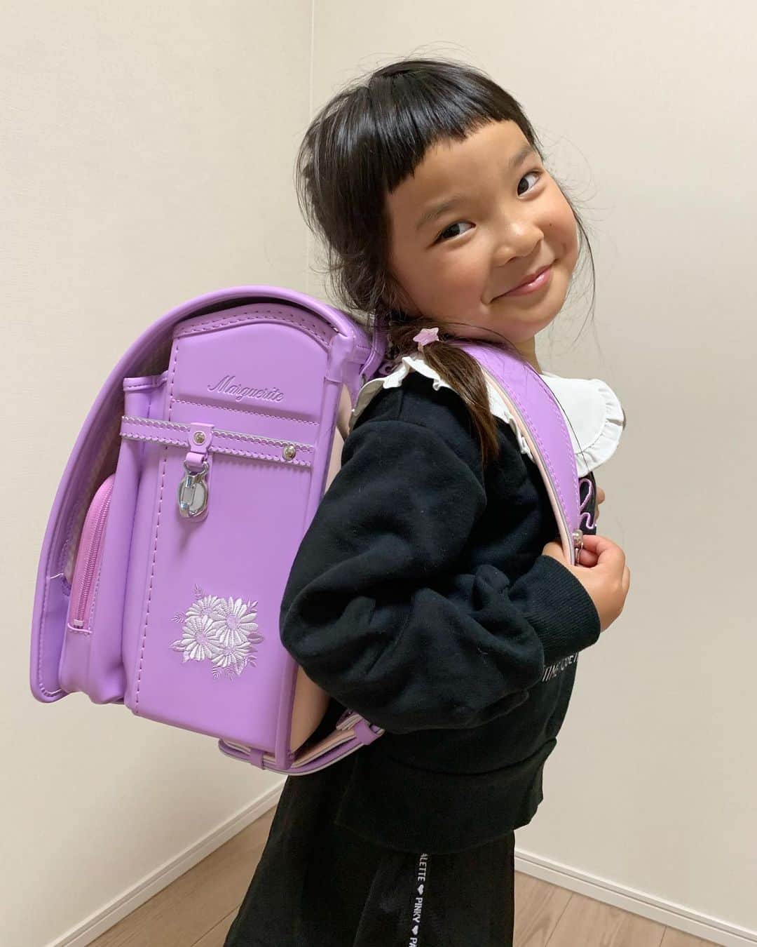あゆちゃんのインスタグラム：「🐥💜💗🎒🌸 ⁑ ⁑ あんなに小さかったさくらも来年1年生🥹 ってことでランドセル探し始めました🫣 @prettyprincess_randoseru のラベンダーが可愛いね〜てことで候補に💜 色もやけど♡とか女の子の大好きが詰まったデザインにさくらはメロメロなってた🥰 ピンクとのバイカラーが可愛い🤤 背中にフィットするフィットちゃんを使ってるから肩ベルトの角度をコントロールしてくれて、体が大きくなってもしっかりフィットして使い心地良さそう👏🏻 A4サイズもすっぽり入るのにランドセル自体はすごく軽くて良き👏🏻 私が一番良いなと思ったのは背中部分には通気性、透湿性に優れたエアーフレッシュが使われていて蒸れにくく清潔で快適に背負えるのが最高！！ ランドセル背負った時の夏場の背中の汗すんごいからさ😭 これは本当にポイント高い！！ ラン活スタートしたみなさんチェックしてみて下さい🫶🏻 ⁑ ⁑ #ランドセル#ラン活#ラン活2024#ランドセル探し#入学#入学準備#幼稚園#保育園#年中#年長#女の子#娘#pr」
