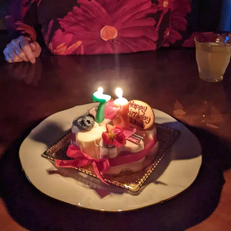 真山景子のインスタグラム：「HAPPYBIRTHDAY母❤ 今日、4/22は私の母、おばあちゃんの73歳のお誕生日  とっても優しくて天然で可愛くて美人なおばあちゃんのことが大好きな息子とおじいちゃんと私🤣🤣  この二人の娘に生まれて幸せだよ✨  おじいちゃんとおばあちゃん、凄く良い歳の重ね方をしているなぁと嬉しい＆羨ましい🤣笑 どうかいつまでも元気で楽しい日々を  今日はとても良い一日だった😌」