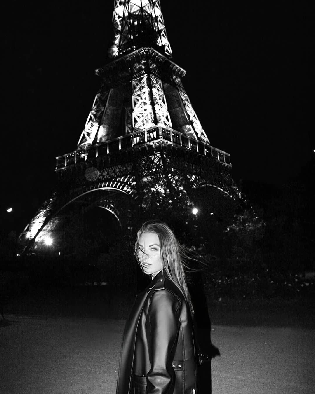 メリティナ・スタニウタのインスタグラム：「( на мове ⬇️) Found the most perfect place to feel lonely - top of Tour Eiffel ✨️   Literally,  if you want to test yourself how do you feel being alone - get to the most romantic city and climb all the way up on your own observing kissing couples and excited families around.   La Tour Eiffel was my dream for kinda 20 years and among not pleasant sircumstances I appeared in Paris and got this opportunity.  I made it last night , it wasn't planned  but definitely realized that if I won't- I would regret .   How I felt ?... strange ... not lonely , but neither free and strong . Still trying to taste the basement of this mixed emotions cocktail...  And you  could you do it on your own ?   Знайдзена месца на свеце , дзе лёгка адчуць 100% адзiноту . Трубы приехаць у Парыж сам насам i падняцца на башню гледзячы на парачкi ды сем'i вакол.   Я чакала год з кiм б цалавацца на башне , але ж чаканне мне абрыдла ды Парыжская башня была марай амаль 20 год , таму вырашыла падняцца самой учора ноччу .   Як я адчувала ?... цiкава , але гэта амаль сакральны момент ды я рада , што зрабiла гэта адна ...такая вось любоў‎ да сябе 🥰. Але ж нават зараз не разумею,  чаго больш у гэтым кактэйле эмоцый - свабоды? Адзiноты ? Летуценнасцi ? Стантаннасцi? Канца тэрмiна прыдатнасцi чакання ?..   А вы б зрабiлi так як я ?」
