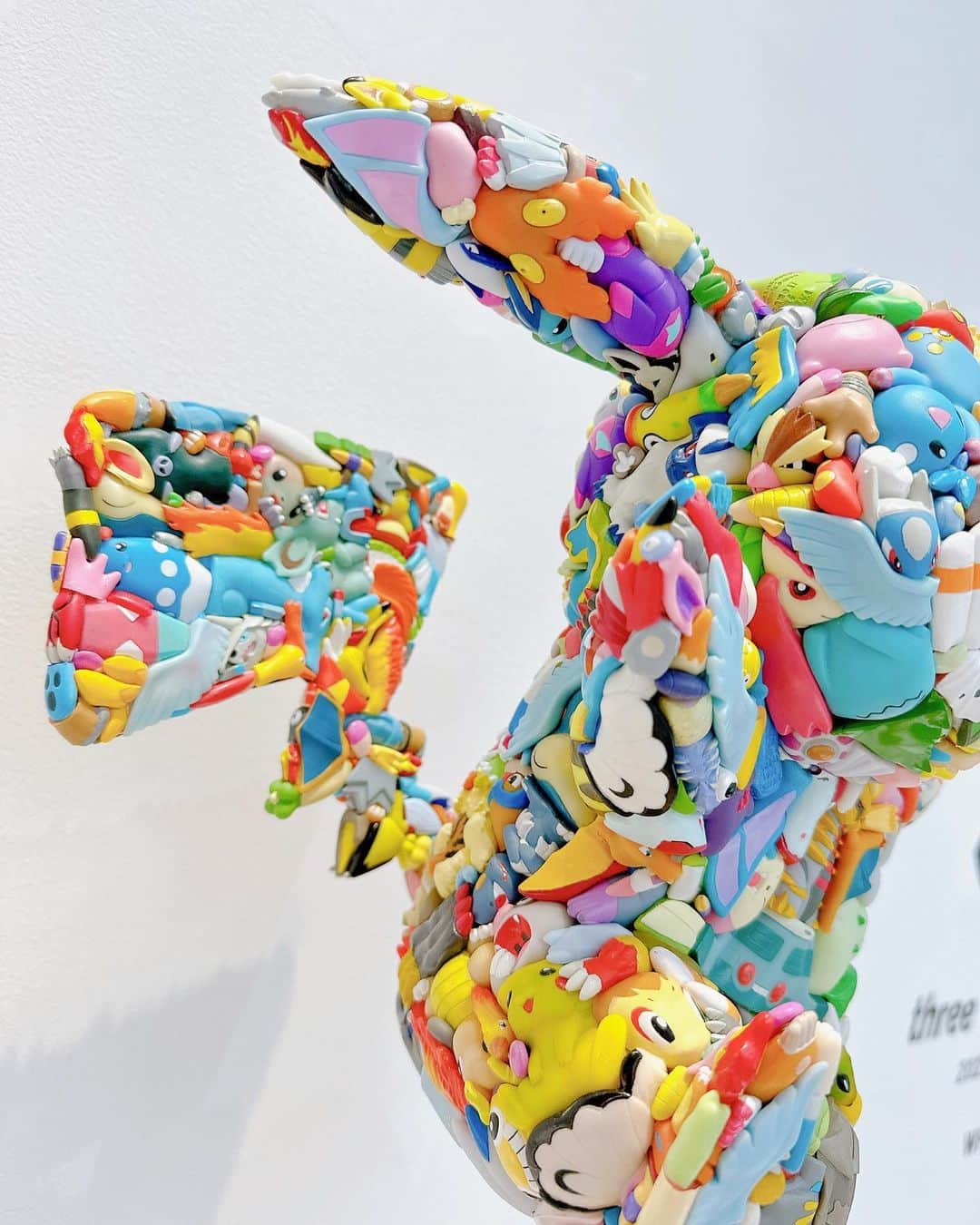 遠藤 玲奈 /endo renaのインスタグラム：「先週末も載せたけど、 軽井沢に観にいったアート展『 three 』  ピカチュウが可愛すぎたので 色々な角度からお届けする🫶  ちなみにわたしの推しは ピンプク チルット ポッチャマ ( ；ᵕ； ) ┈┈┈┈┈┈┈┈┈┈┈┈┈ 『 three 』 アニメやゲームのキャラクターのフィギュアなど、 身近にあるものを大量に使った立体作品や インスタレーションで知られる。 「生産と消費」「群衆と個」「地方と都市」など 相反する多層的な関係性に強い関心を抱き、 現代社会における様々な側面を ときにアイロニカルに可視化することを試みる。 ┈┈┈┈┈┈┈┈┈┈┈┈┈ .」