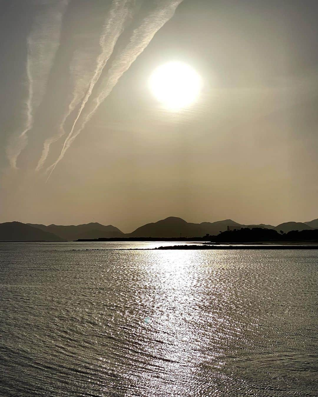 祥吉さんのインスタグラム写真 - (祥吉Instagram)「穏やかな土曜日  #春霞 #瀬戸内海 #海 #空 #雲 #セピア色」4月22日 21時09分 - akoshokichi